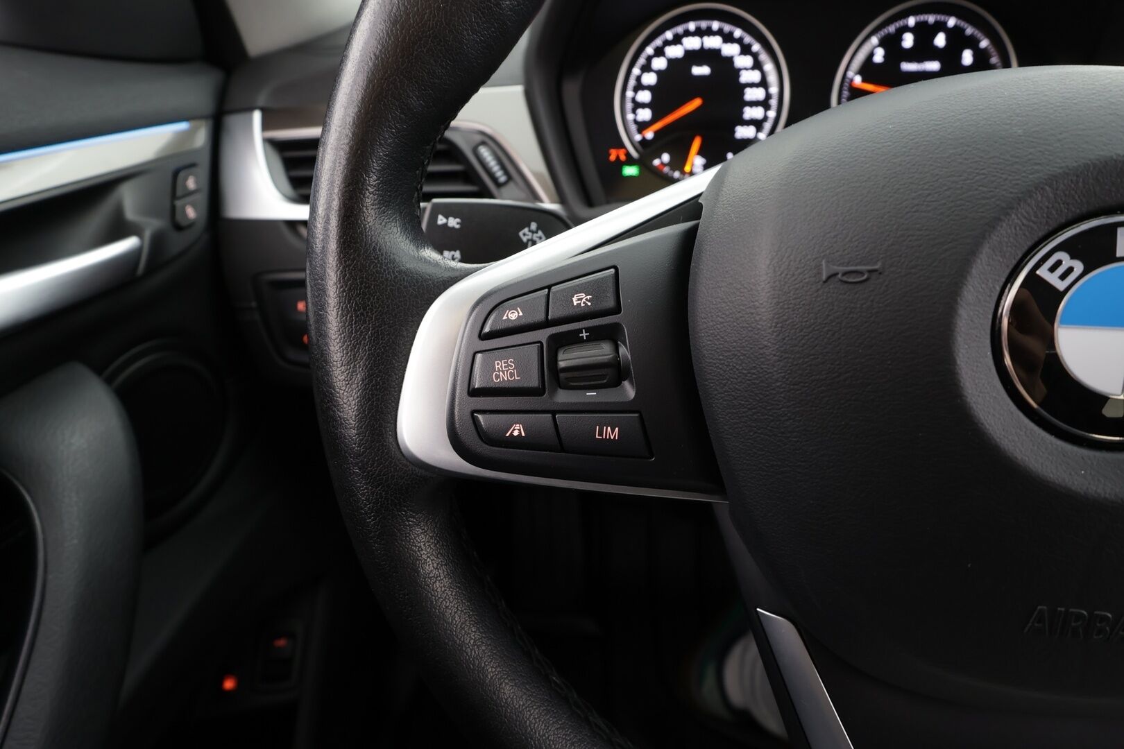 BMW X1 2021 F48 xDrive25e A Charged Edition xLine * ACC / HUD / Koukku / P.kamera / LED / Navi / Puolinahat * - Kahdet renkaat aluvanteilla