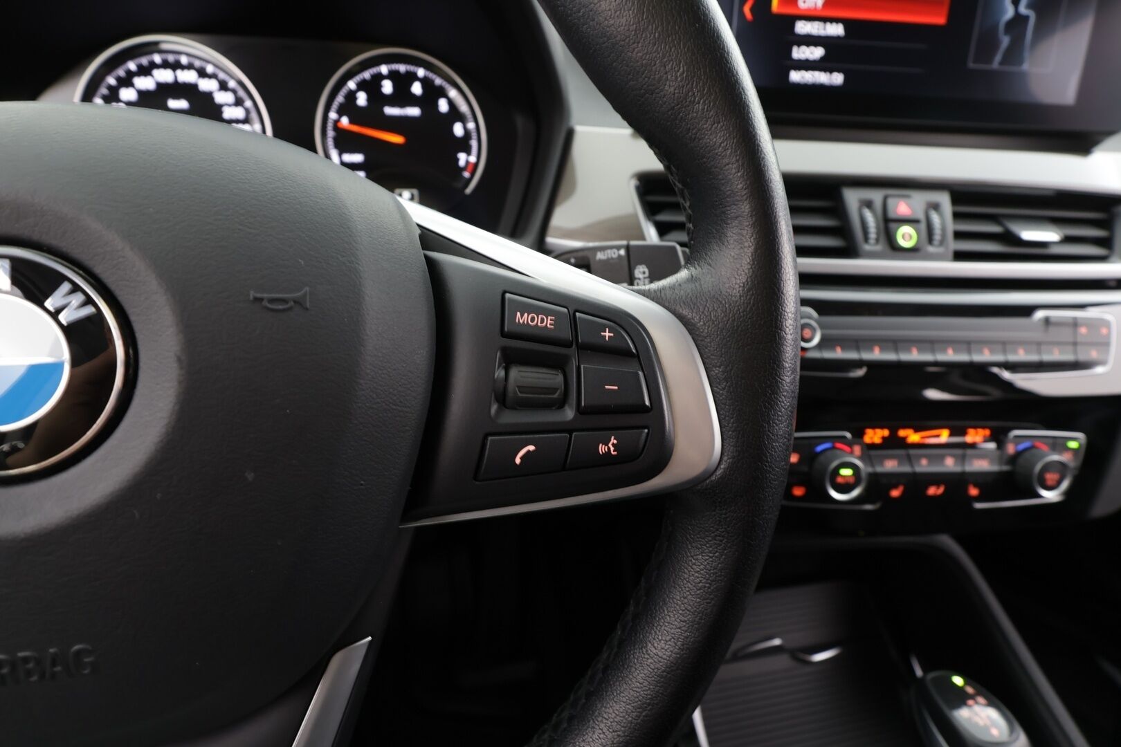 BMW X1 2021 F48 xDrive25e A Charged Edition xLine * ACC / HUD / Koukku / P.kamera / LED / Navi / Puolinahat * - Kahdet renkaat aluvanteilla