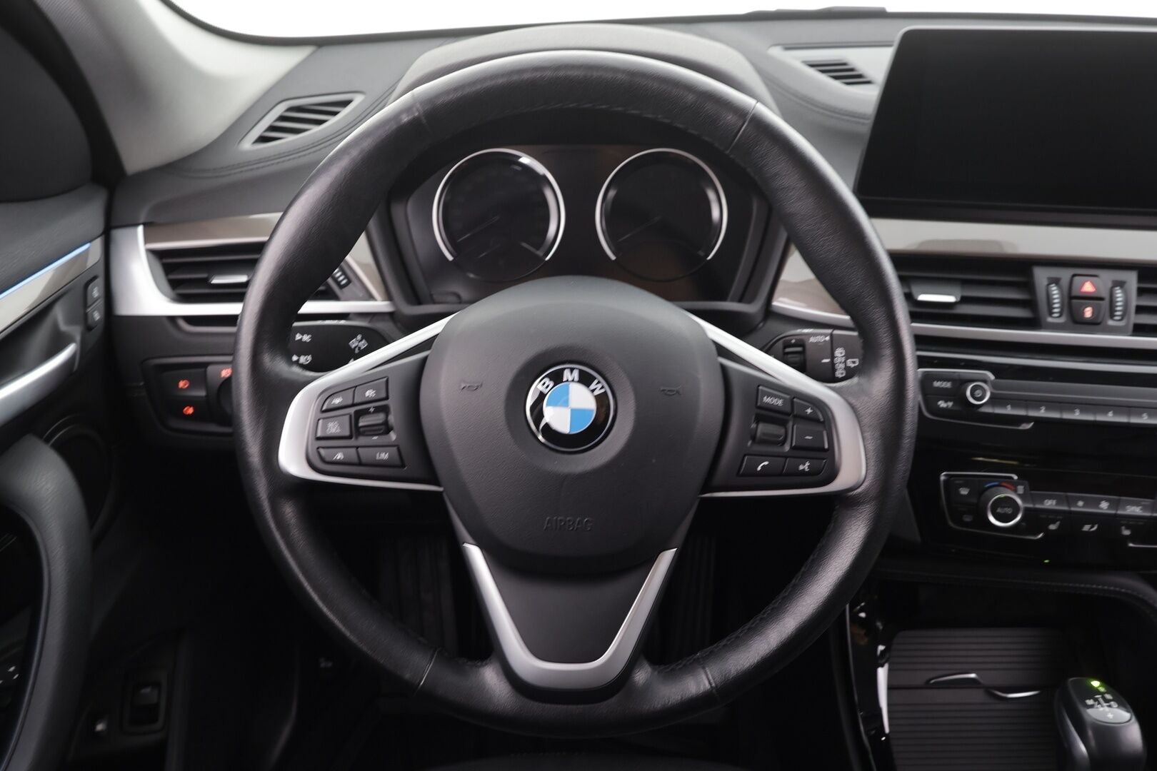 BMW X1 2021 F48 xDrive25e A Charged Edition xLine * ACC / HUD / Koukku / P.kamera / LED / Navi / Puolinahat * - Kahdet renkaat aluvanteilla