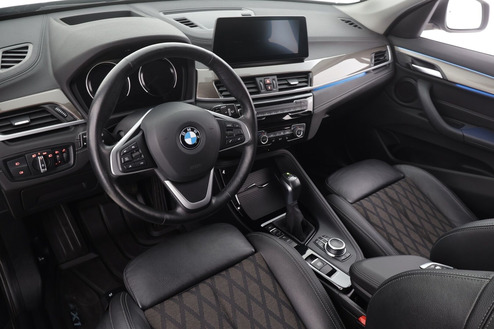 BMW X1 2021 F48 xDrive25e A Charged Edition xLine * ACC / HUD / Koukku / P.kamera / LED / Navi / Puolinahat * - Kahdet renkaat aluvanteilla