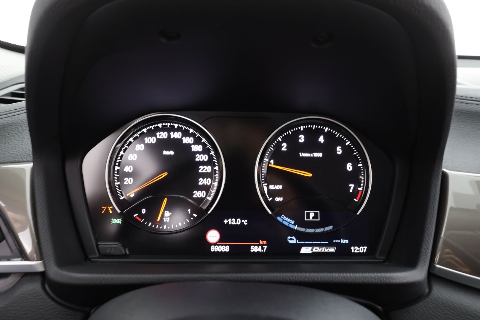 BMW X1 2021 F48 xDrive25e A Charged Edition xLine * ACC / HUD / Koukku / P.kamera / LED / Navi / Puolinahat * - Kahdet renkaat aluvanteilla