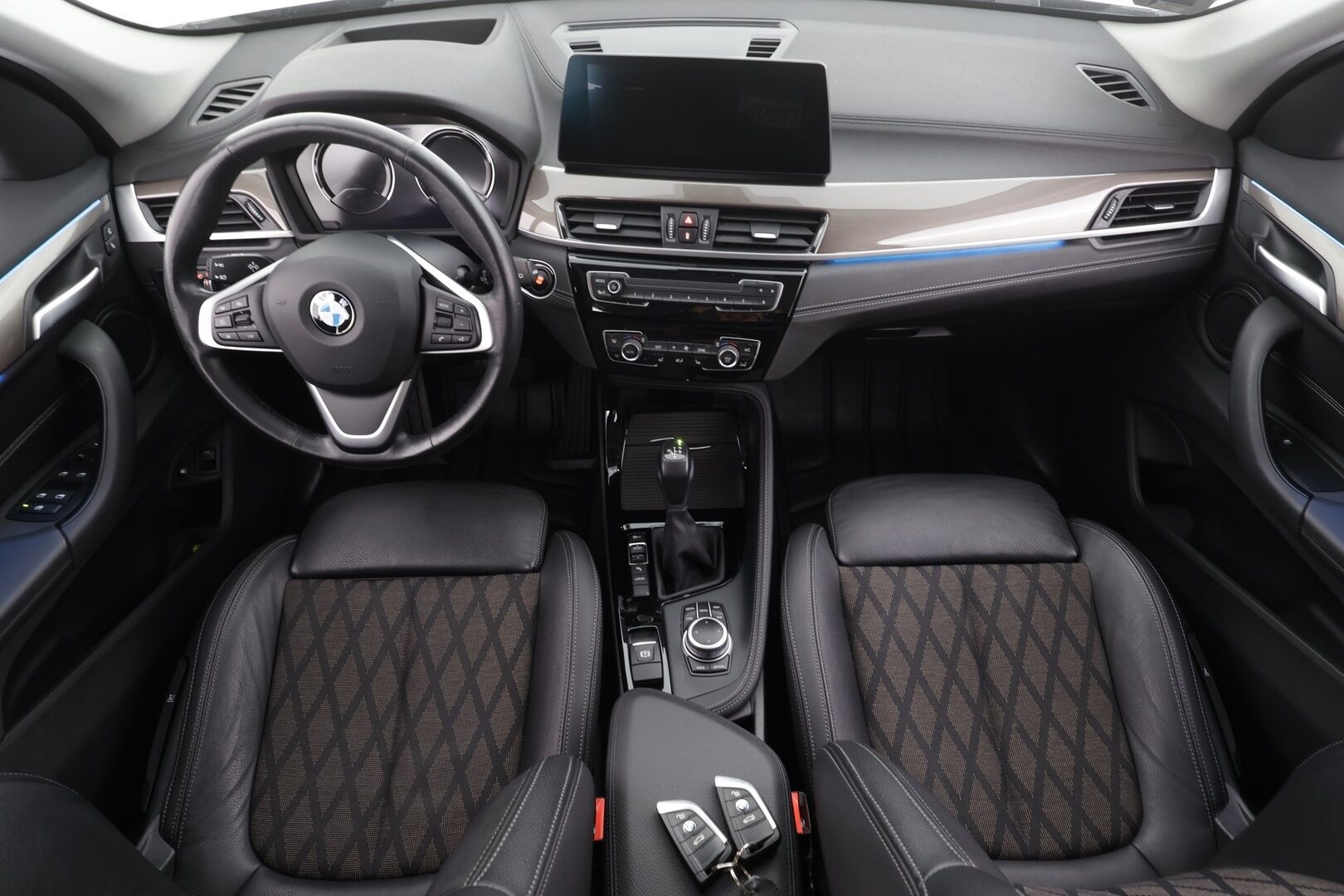 BMW X1 2021 F48 xDrive25e A Charged Edition xLine * ACC / HUD / Koukku / P.kamera / LED / Navi / Puolinahat * - Kahdet renkaat aluvanteilla