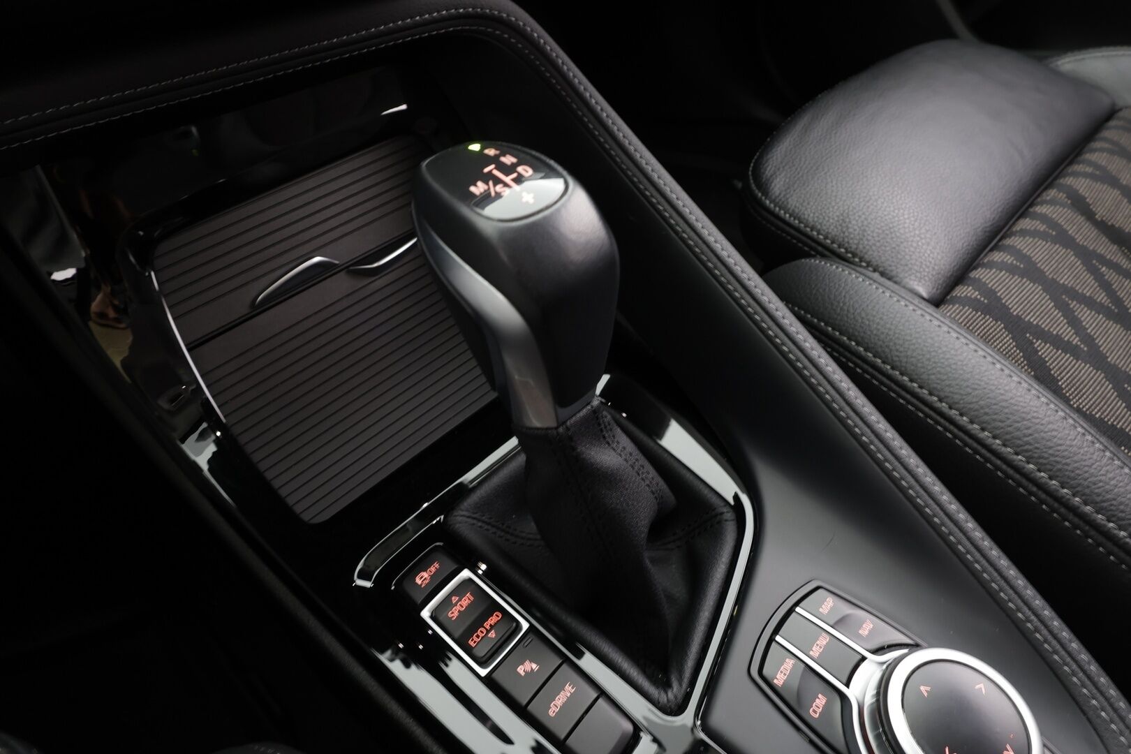 BMW X1 2021 F48 xDrive25e A Charged Edition xLine * ACC / HUD / Koukku / P.kamera / LED / Navi / Puolinahat * - Kahdet renkaat aluvanteilla