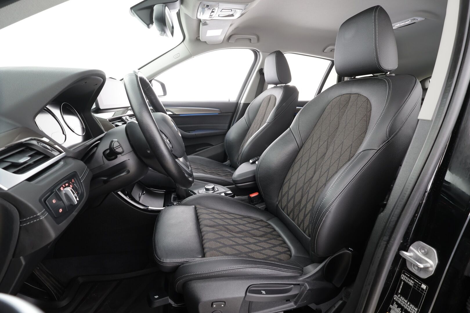 BMW X1 2021 F48 xDrive25e A Charged Edition xLine * ACC / HUD / Koukku / P.kamera / LED / Navi / Puolinahat * - Kahdet renkaat aluvanteilla