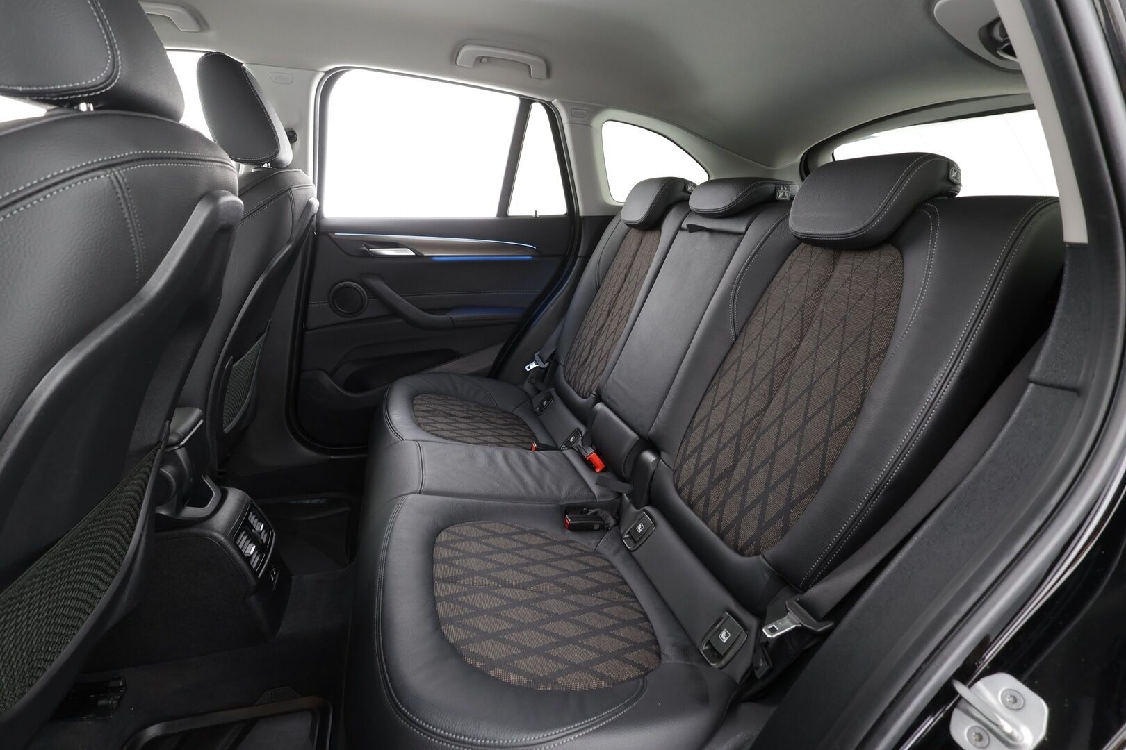 BMW X1 2021 F48 xDrive25e A Charged Edition xLine * ACC / HUD / Koukku / P.kamera / LED / Navi / Puolinahat * - Kahdet renkaat aluvanteilla