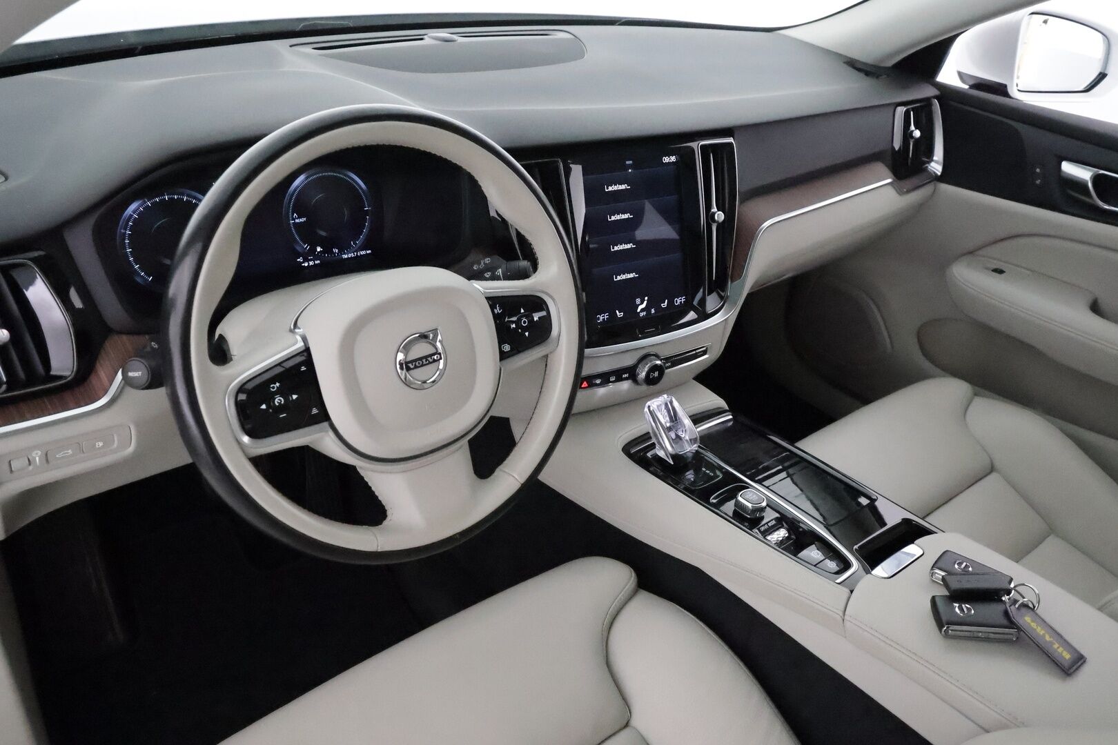 Volvo V60 2020 T8 TwE AWD Inscription aut *ACC / Panorama / Muistipenkki / Webasto / Koukku / Full LED / Navi / Vaaleat nahat / BLIS* - Kahdet renkaat Volvon vanteilla / Merkkihuollettu / Viimeisin huolto 78tkm!