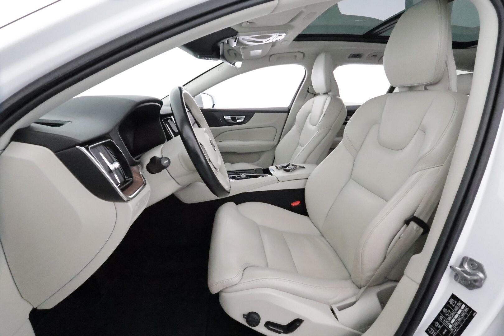 Volvo V60 2020 T8 TwE AWD Inscription aut *ACC / Panorama / Muistipenkki / Webasto / Koukku / Full LED / Navi / Vaaleat nahat / BLIS* - Kahdet renkaat Volvon vanteilla / Merkkihuollettu / Viimeisin huolto 78tkm!