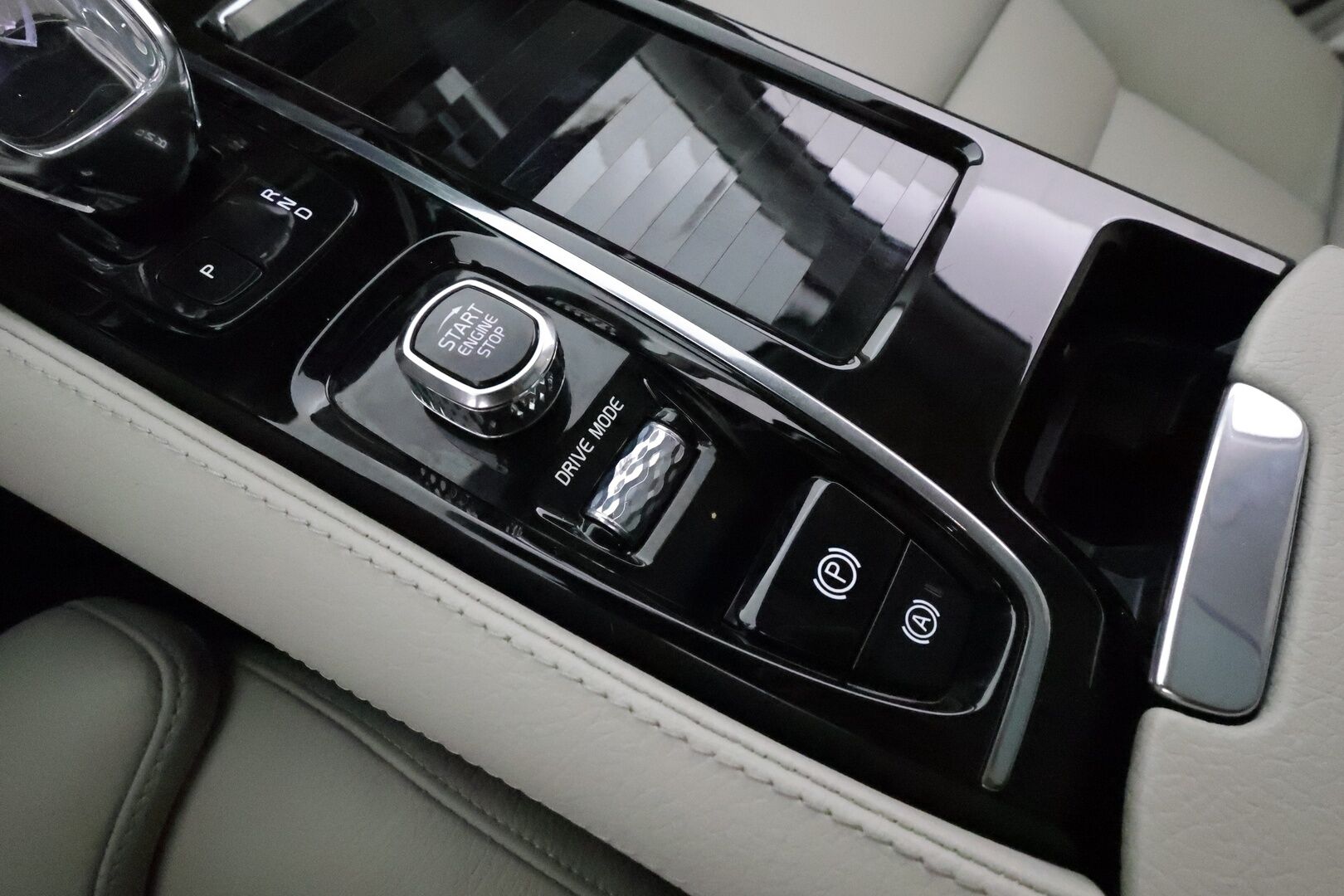 Volvo V60 2020 T8 TwE AWD Inscription aut *ACC / Panorama / Muistipenkki / Webasto / Koukku / Full LED / Navi / Vaaleat nahat / BLIS* - Kahdet renkaat Volvon vanteilla / Merkkihuollettu / Viimeisin huolto 78tkm!