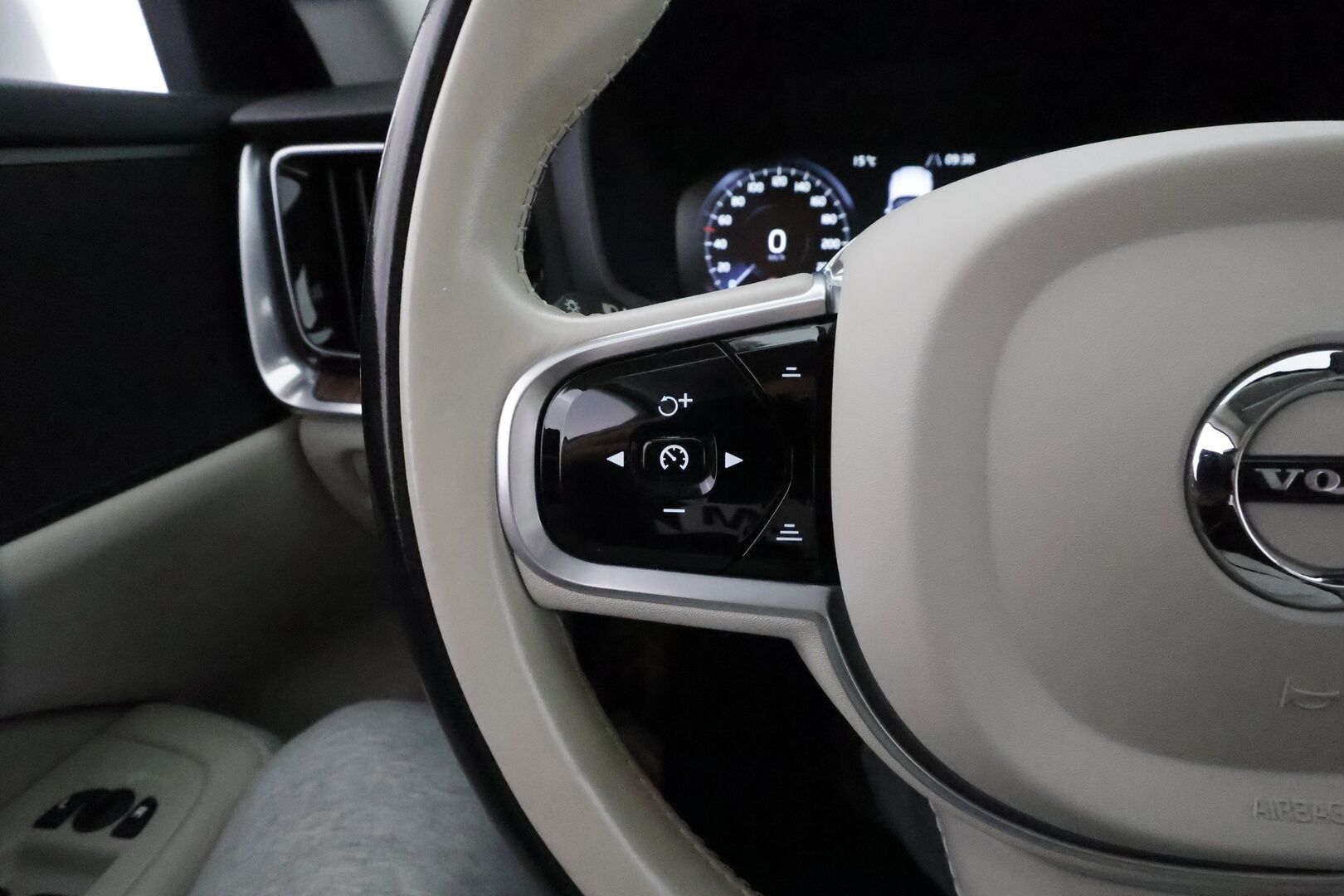 Volvo V60 2020 T8 TwE AWD Inscription aut *ACC / Panorama / Muistipenkki / Webasto / Koukku / Full LED / Navi / Vaaleat nahat / BLIS* - Kahdet renkaat Volvon vanteilla / Merkkihuollettu / Viimeisin huolto 78tkm!