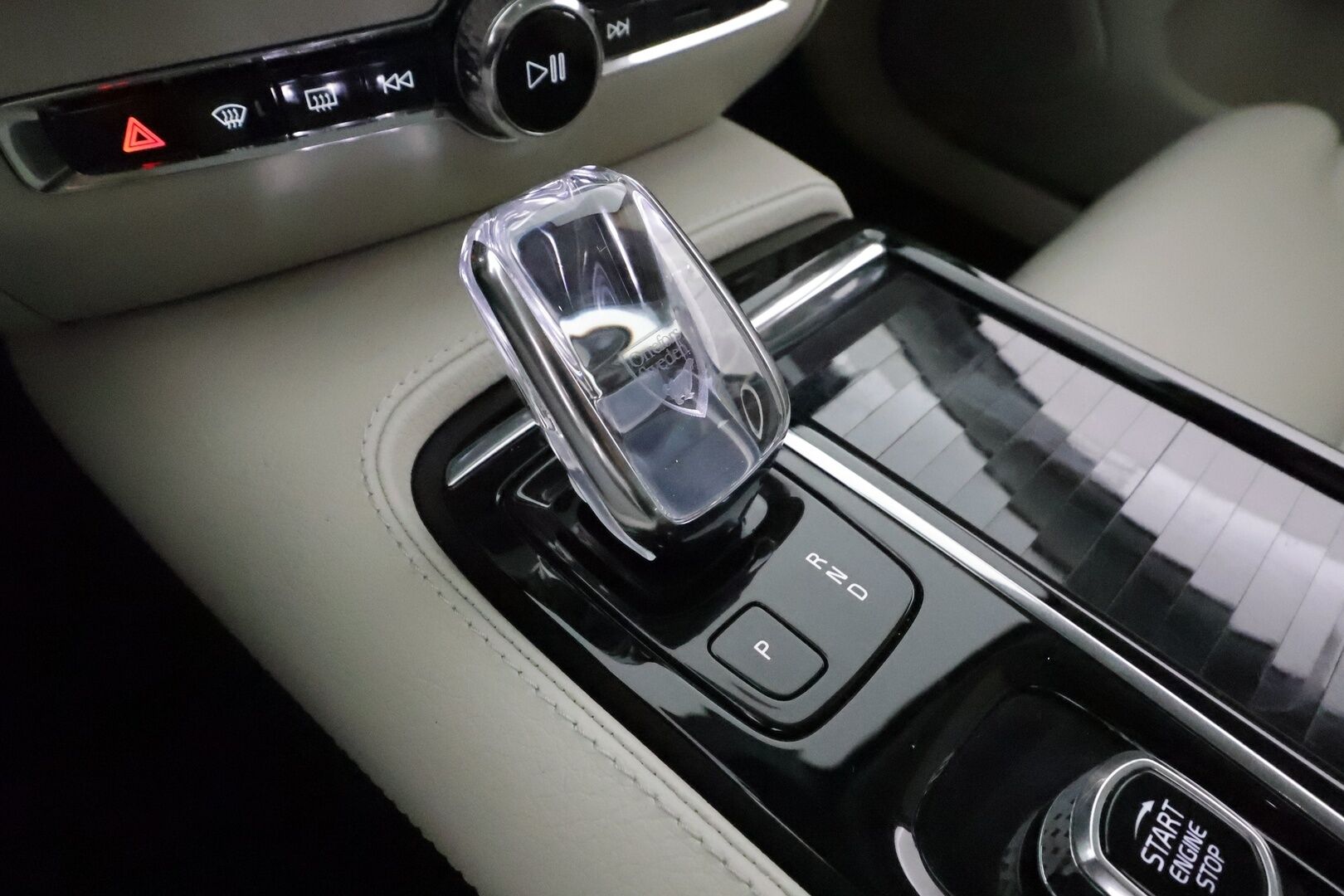 Volvo V60 2020 T8 TwE AWD Inscription aut *ACC / Panorama / Muistipenkki / Webasto / Koukku / Full LED / Navi / Vaaleat nahat / BLIS* - Kahdet renkaat Volvon vanteilla / Merkkihuollettu / Viimeisin huolto 78tkm!