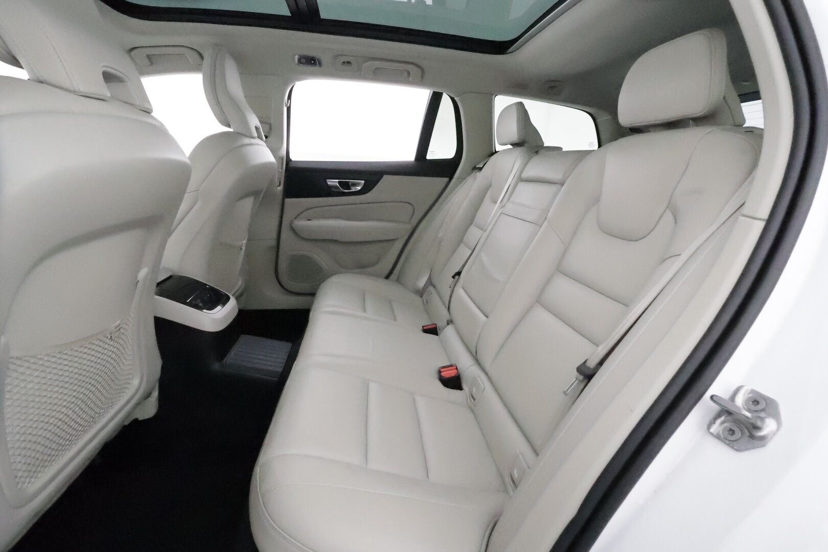 Volvo V60 2020 T8 TwE AWD Inscription aut *ACC / Panorama / Muistipenkki / Webasto / Koukku / Full LED / Navi / Vaaleat nahat / BLIS* - Kahdet renkaat Volvon vanteilla / Merkkihuollettu / Viimeisin huolto 78tkm!