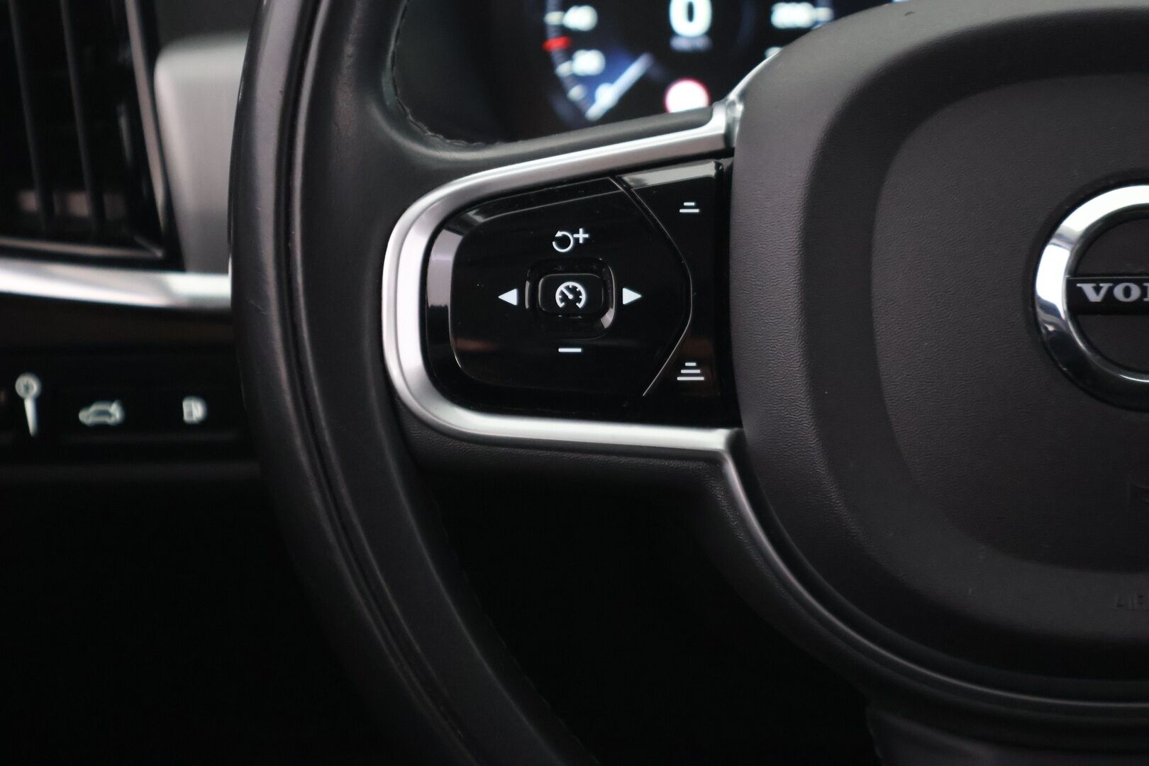 Volvo V90 2020 10.4kWh, T8 AWD Momentum - * Jakohihna tehty | KeyLessGo | Adapt. vakionopeudensäädin | Volvo On Call *