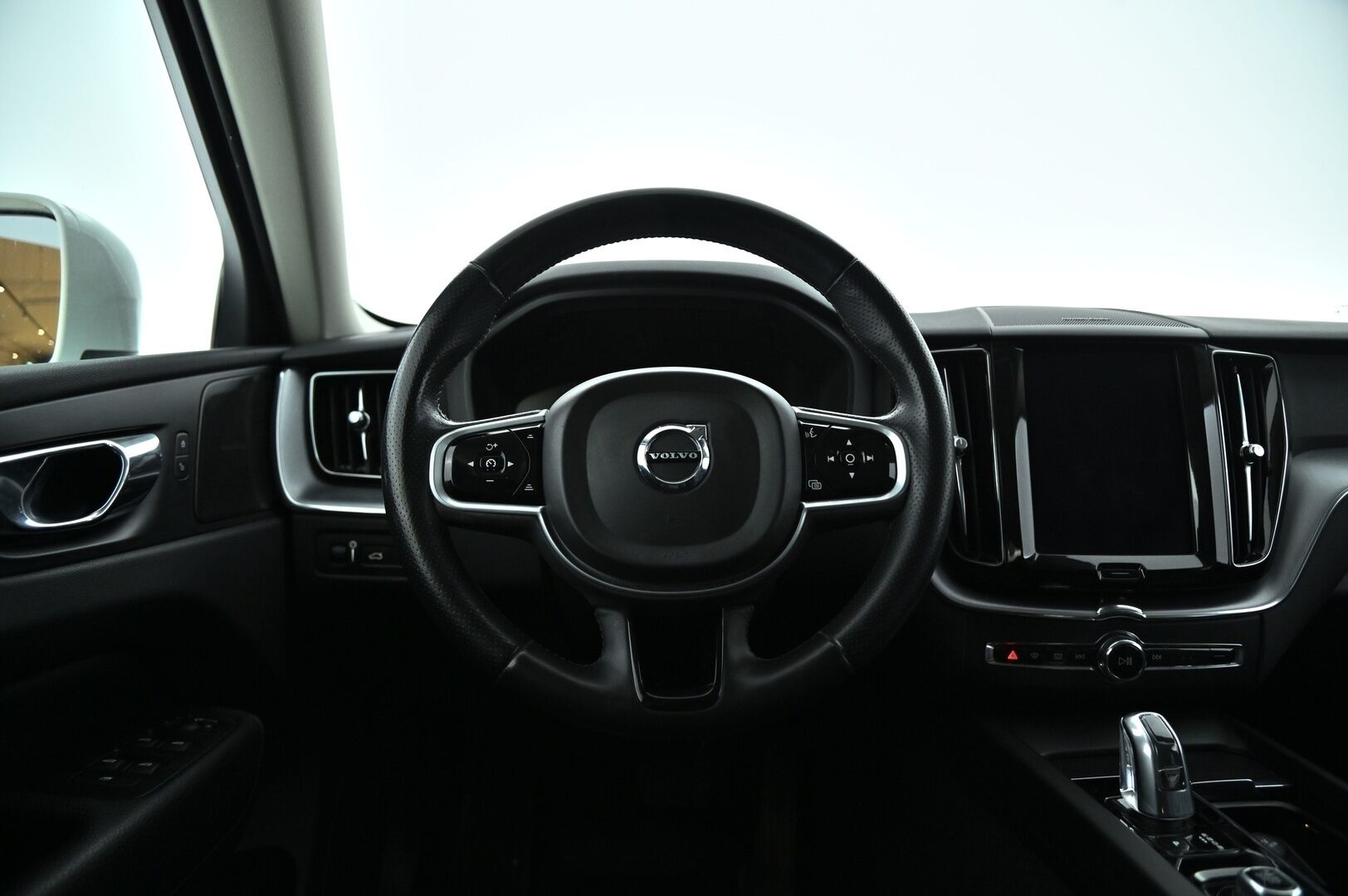 Volvo XC60 2019 10kWh, T8 AWD Momentum aut. * ACC / Webasto / Panorama / H&K / Koukku / P-kamera * - Hihna vaihdettu / Kahdet vanteet / 2x Laturit / Akku kuntotarkistettu