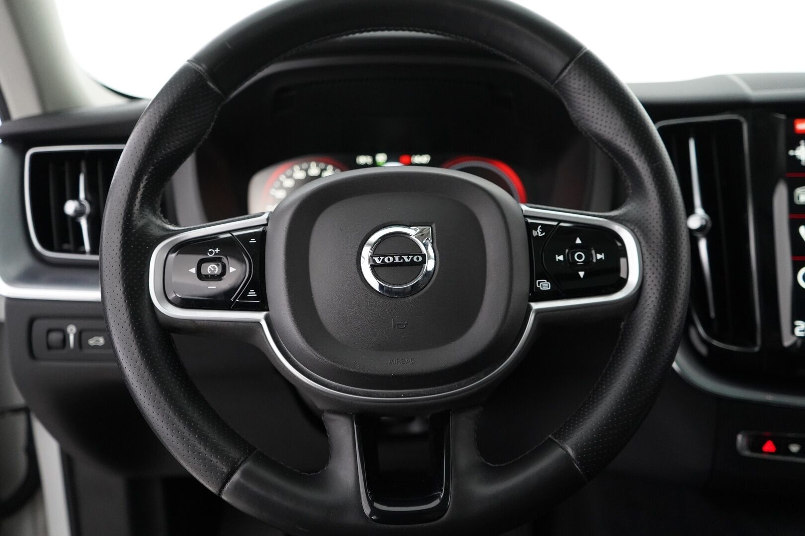 Volvo XC60 2019 10kWh, T8 AWD Momentum aut. - ACC | Webasto | Panorama | H&K | Koukku | Kamera | Hihna vaihdettu | Kahdet vanteet | 2x Laturit / Viimeisin huolto 130tkm