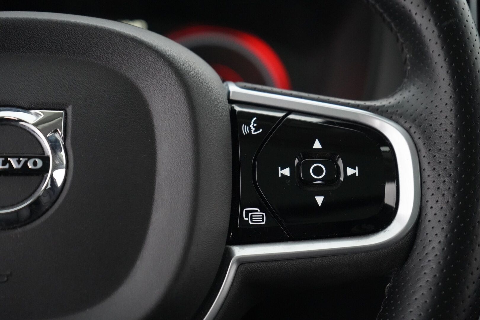 Volvo XC60 2019 10kWh, T8 AWD Momentum aut. - ACC | Webasto | Panorama | H&K | Koukku | Kamera | Hihna vaihdettu | Kahdet vanteet | 2x Laturit / Viimeisin huolto 130tkm