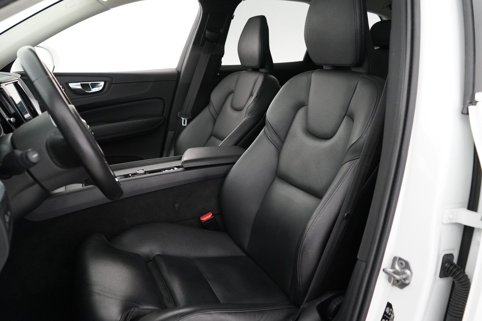 Volvo XC60 2019 10kWh, T8 AWD Momentum aut. - ACC | Webasto | Panorama | H&K | Koukku | Kamera | Hihna vaihdettu | Kahdet vanteet | 2x Laturit / Viimeisin huolto 130tkm