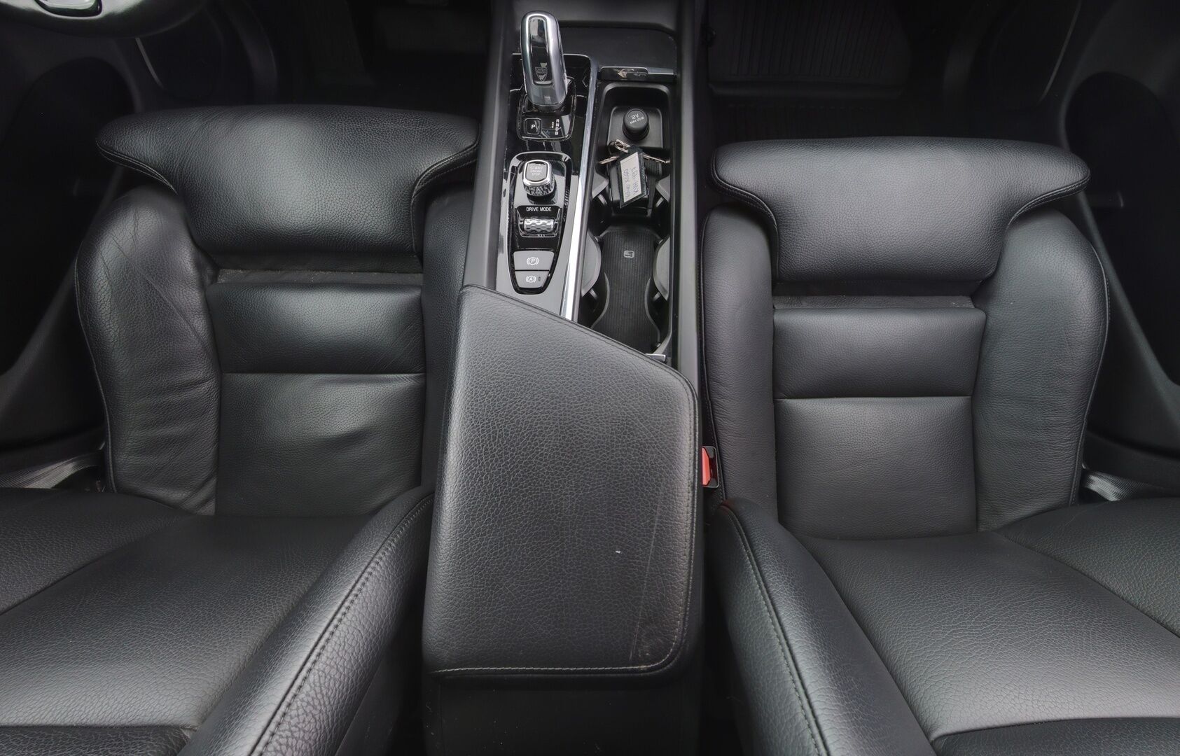 Volvo XC60 2019 10kWh, T8 AWD Momentum aut. * ACC / Webasto / Panorama / H&K / Koukku / P-kamera * - Hihna vaihdettu / Kahdet vanteet / 2x Laturit / Akku kuntotarkistettu