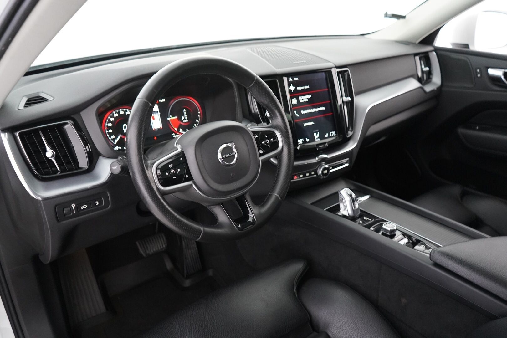 Volvo XC60 2019 10kWh, T8 AWD Momentum aut. * ACC / Webasto / Panorama / H&K / Koukku / P-kamera * - Hihna vaihdettu / Kahdet vanteet / 2x Laturit 