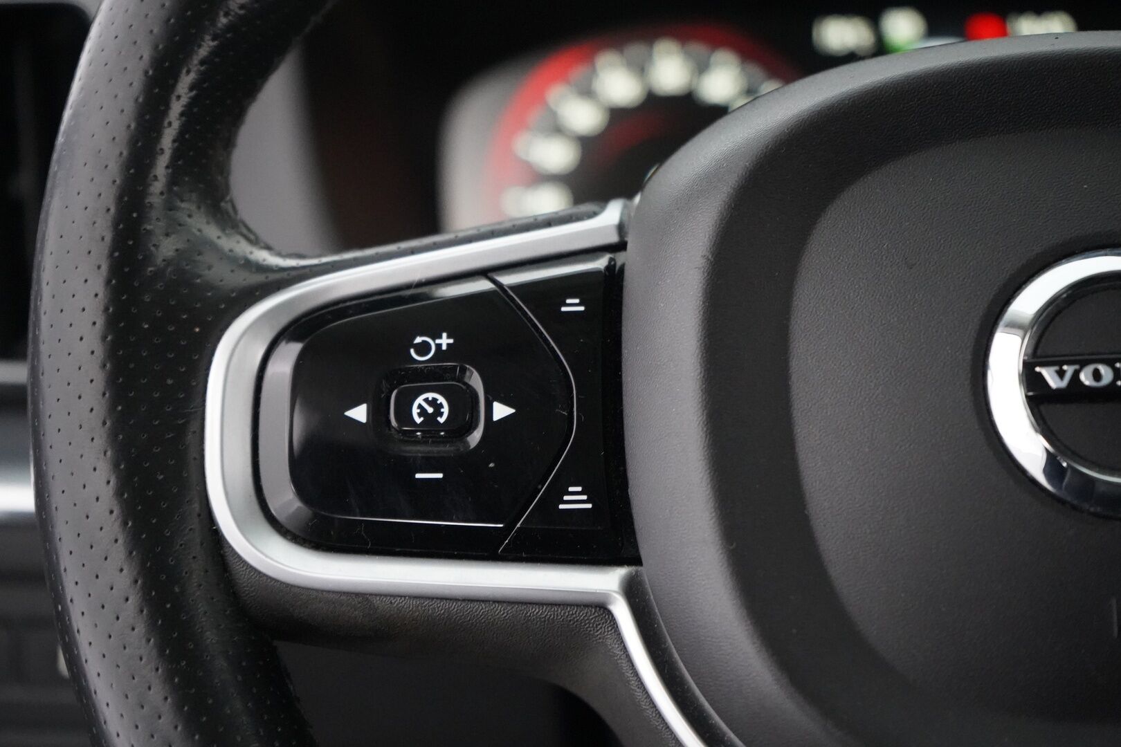 Volvo XC60 2019 10kWh, T8 AWD Momentum aut. * ACC / Webasto / Panorama / H&K / Koukku / P-kamera * - Hihna vaihdettu / Kahdet vanteet / 2x Laturit 