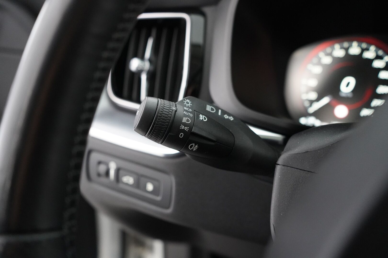 Volvo XC60 2019 10kWh, T8 AWD Momentum aut. * ACC / Webasto / Panorama / H&K / Koukku / P-kamera * - Hihna vaihdettu / Kahdet vanteet / 2x Laturit - HULLUT AVAJAISHULINAT KORKOTARJOUS 3,29 %