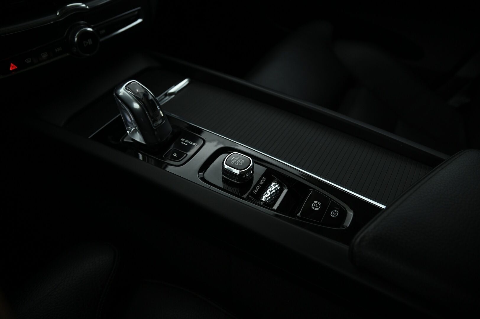 Volvo XC60 2019 10kWh, T8 AWD Momentum aut. * ACC / Webasto / Panorama / H&K / Koukku / P-kamera * - Hihna vaihdettu / Kahdet vanteet / 2x Laturit / Akku kuntotarkistettu