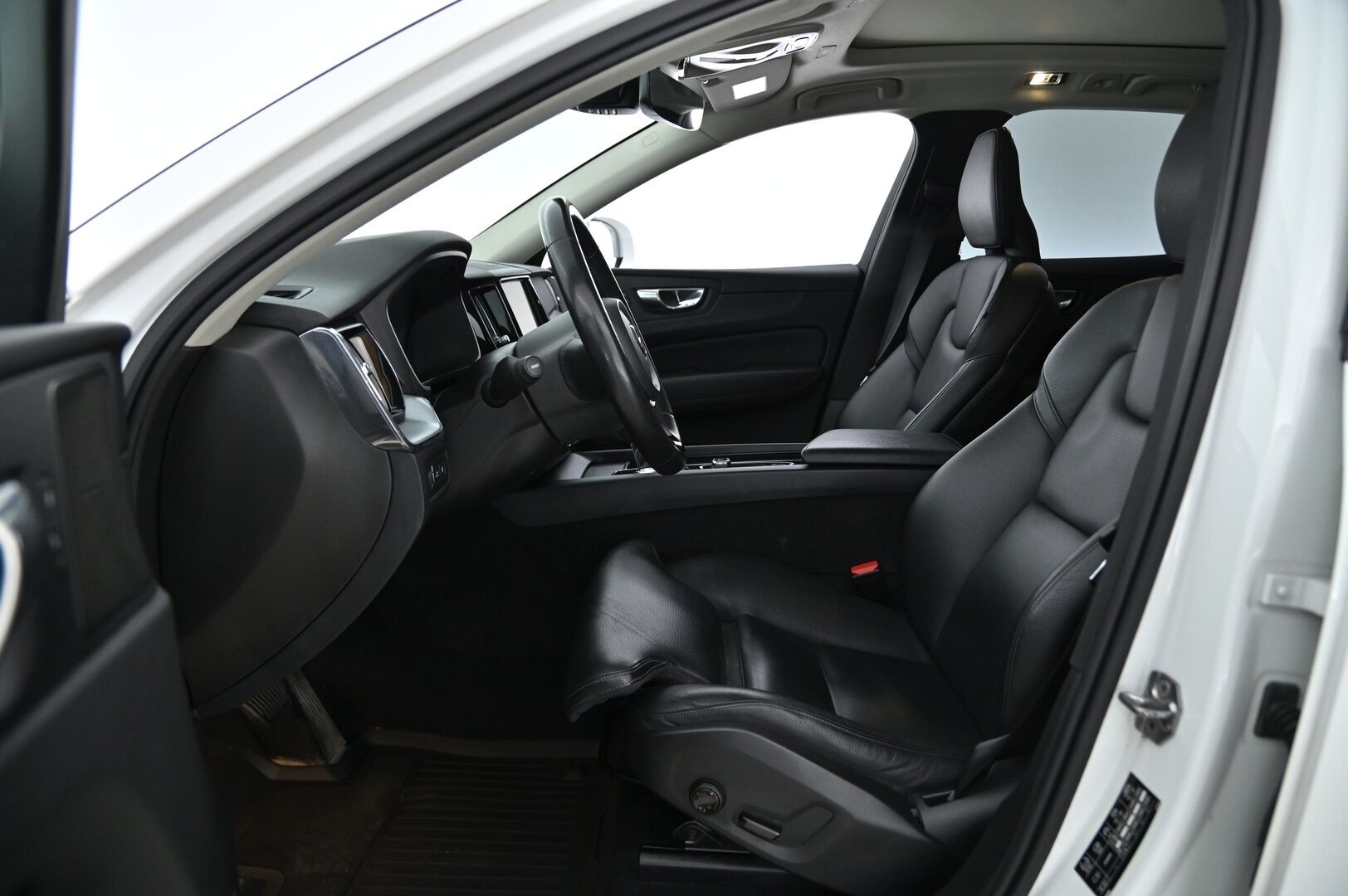 Volvo XC60 2019 10kWh, T8 AWD Momentum aut. * ACC / Webasto / Panorama / H&K / Koukku / P-kamera * - Hihna vaihdettu / Kahdet vanteet / 2x Laturit / Akku kuntotarkistettu