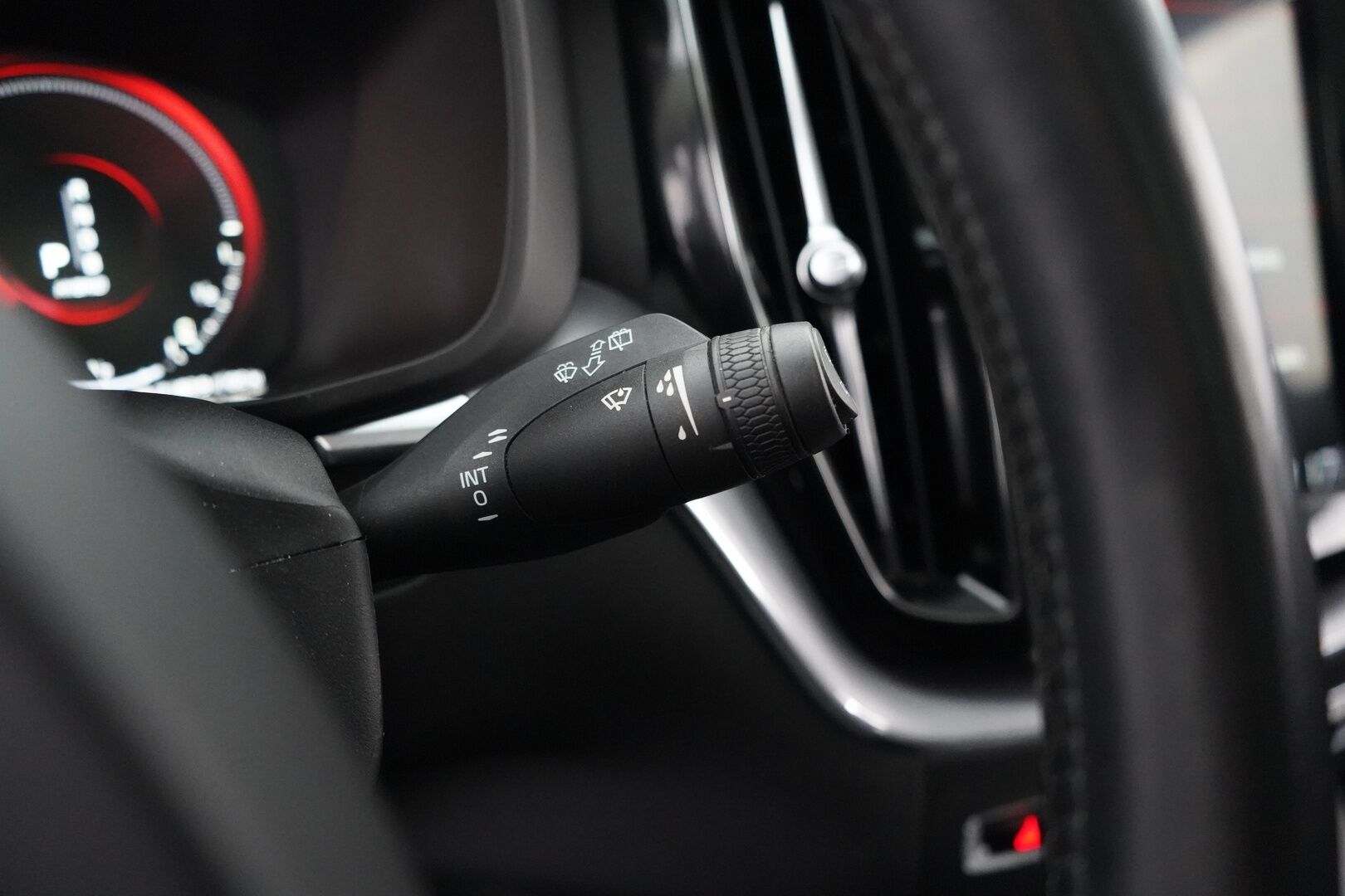 Volvo XC60 2019 10kWh, T8 AWD Momentum aut. * ACC / Webasto / Panorama / H&K / Koukku / P-kamera * - Hihna vaihdettu / Kahdet vanteet / 2x Laturit - HULLUT AVAJAISHULINAT KORKOTARJOUS 3,29 %