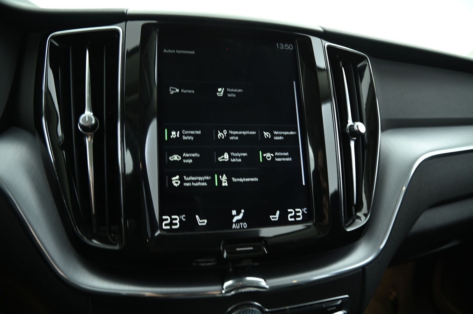 Volvo XC60 2019 10kWh, T8 AWD Momentum aut. * ACC / Webasto / Panorama / H&K / Koukku / P-kamera * - Hihna vaihdettu / Kahdet vanteet / 2x Laturit / Akku kuntotarkistettu