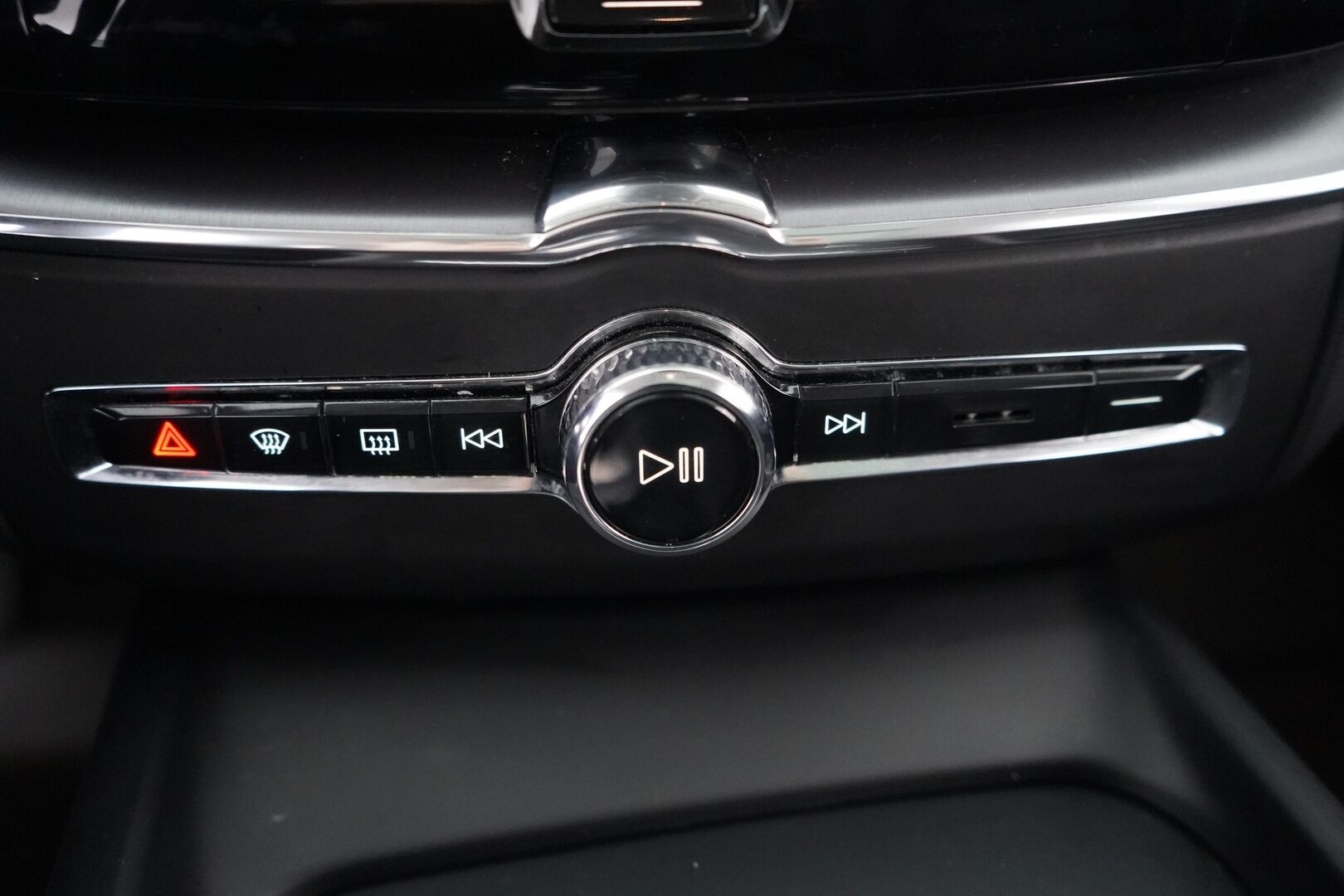 Volvo XC60 2019 10kWh, T8 AWD Momentum aut. * ACC / Webasto / Panorama / H&K / Koukku / P-kamera * - Hihna vaihdettu / Kahdet vanteet / 2x Laturit 