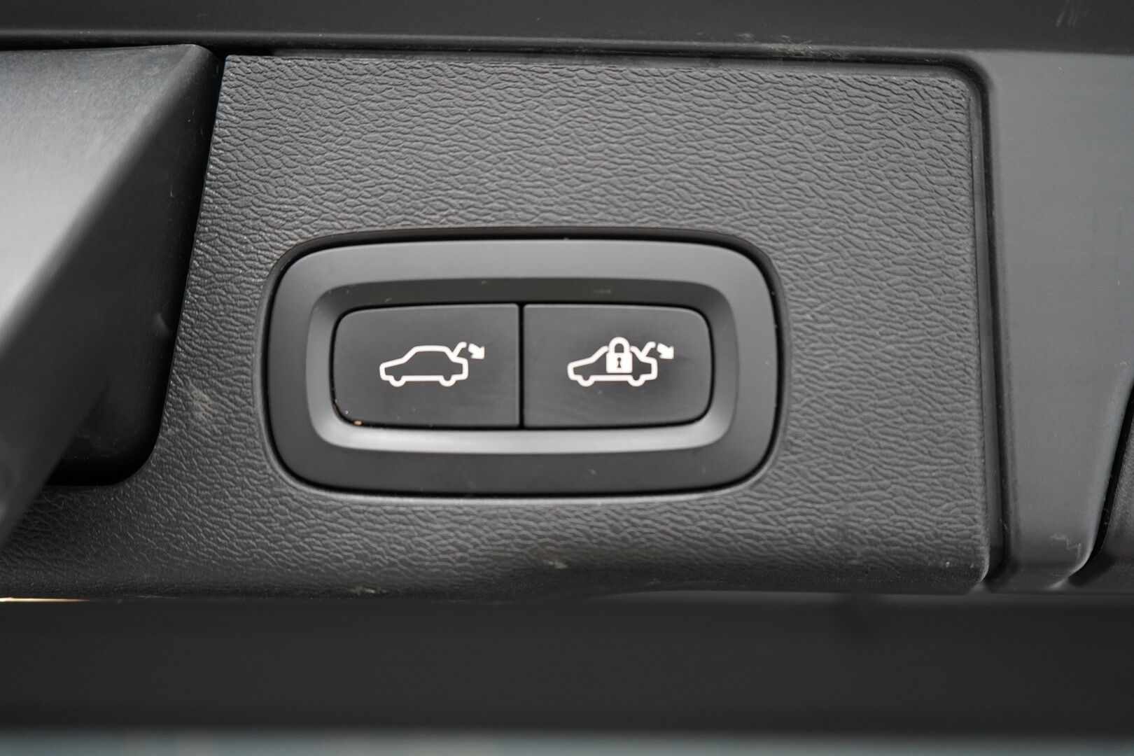 Volvo XC60 2019 10kWh, T8 AWD Momentum aut. * ACC / Webasto / Panorama / H&K / Koukku / P-kamera * - Hihna vaihdettu / Kahdet vanteet / 2x Laturit - HULLUT AVAJAISHULINAT KORKOTARJOUS 3,29 %