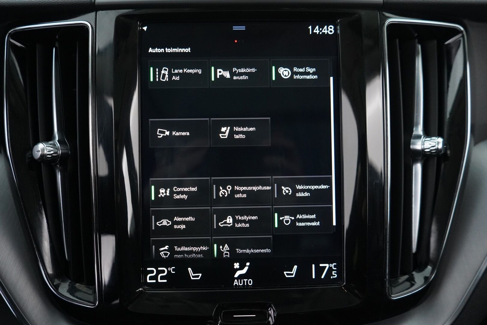 Volvo XC60 2019 10kWh, T8 AWD Momentum aut. * ACC / Webasto / Panorama / H&K / Koukku / P-kamera * - Hihna vaihdettu / Kahdet vanteet / 2x Laturit 