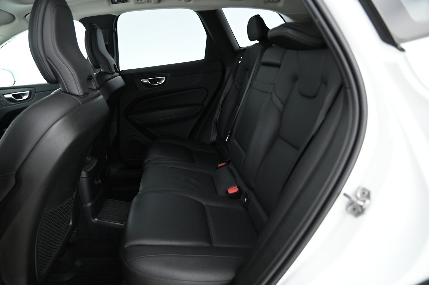 Volvo XC60 2019 10kWh, T8 AWD Momentum aut. * ACC / Webasto / Panorama / H&K / Koukku / P-kamera * - Hihna vaihdettu / Kahdet vanteet / 2x Laturit / Akku kuntotarkistettu