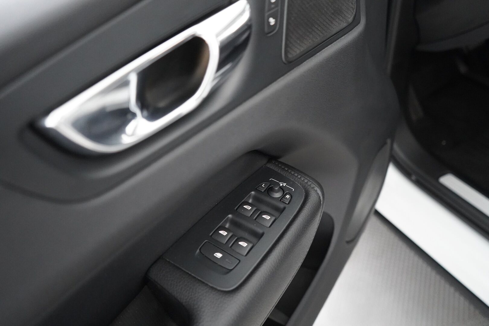 Volvo XC60 2019 10kWh, T8 AWD Momentum aut. * ACC / Webasto / Panorama / H&K / Koukku / P-kamera * - Hihna vaihdettu / Kahdet vanteet / 2x Laturit 