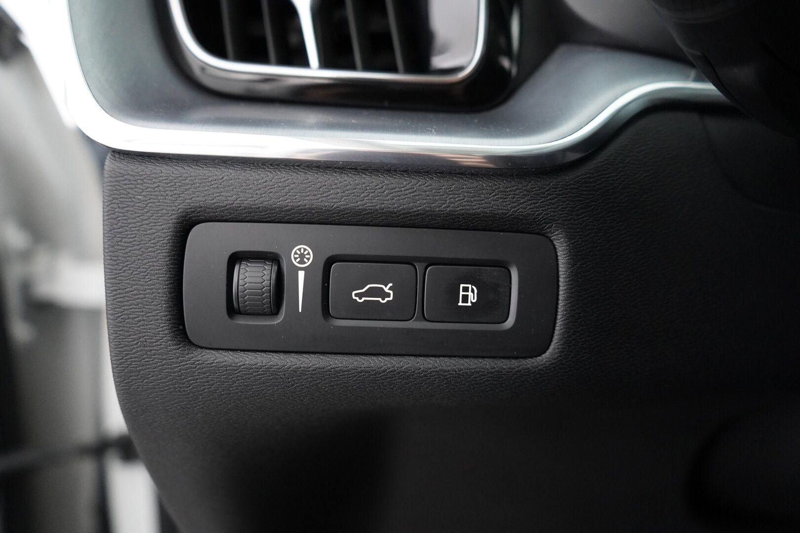 Volvo XC60 2019 10kWh, T8 AWD Momentum aut. * ACC / Webasto / Panorama / H&K / Koukku / P-kamera * - Hihna vaihdettu / Kahdet vanteet / 2x Laturit - HULLUT AVAJAISHULINAT KORKOTARJOUS 3,29 %