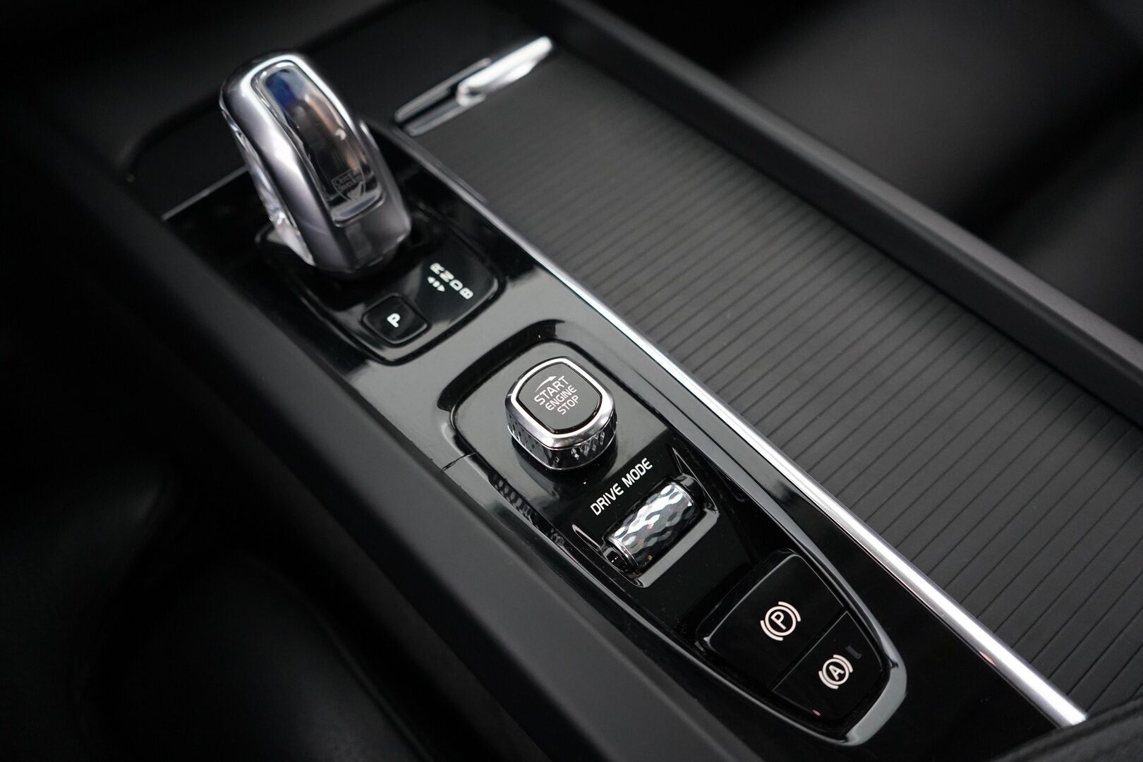 Volvo XC60 2019 10kWh, T8 AWD Momentum aut. * ACC / Webasto / Panorama / H&K / Koukku / P-kamera * - Hihna vaihdettu / Kahdet vanteet / 2x Laturit 