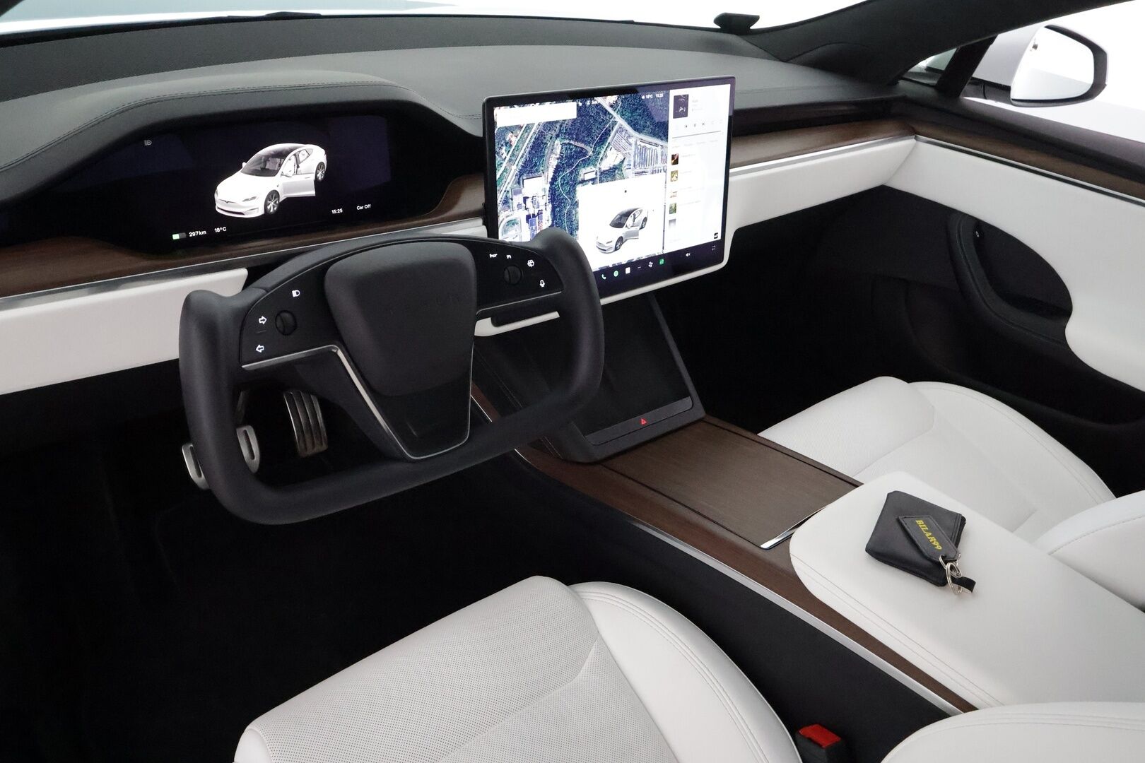 Tesla Model S 2023 Long Range **Valkoinen sisusta / HW4 / Lämpöpumppu / Lasikatto / Matrix-LED / Adapt.Vakkari / P.Kamera / Muistipenkki / Ilma-alusta / Keyless** - 2,99 % KORKOTARJOUS TÄHÄN AUTOON - 1-omisteinen Suomi-auto / 2x Latauskaapelit / Kahdet renkaat