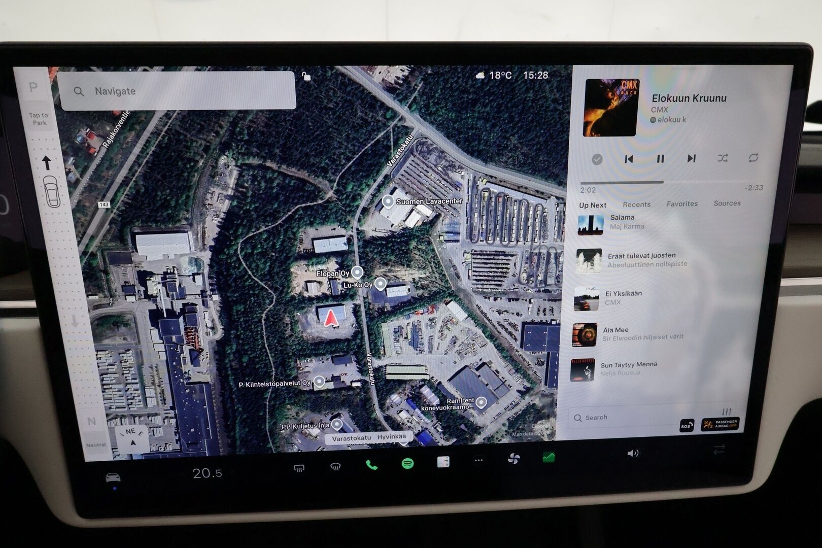 Tesla Model S 2023 Long Range **Valkoinen sisusta / HW4 / Lämpöpumppu / Lasikatto / Matrix-LED / Adapt.Vakkari / P.Kamera / Muistipenkki / Ilma-alusta / Keyless** - 2,99 % KORKOTARJOUS TÄHÄN AUTOON - 1-omisteinen Suomi-auto / 2x Latauskaapelit / Kahdet renkaat