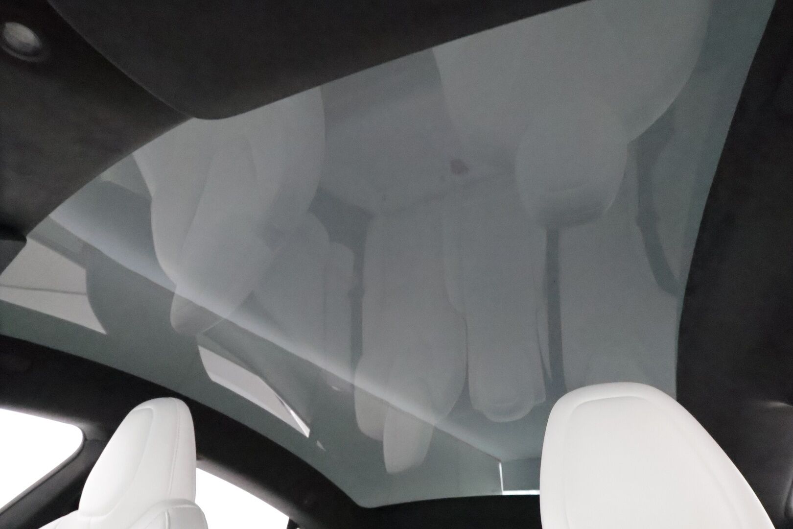 Tesla Model S 2023 Long Range **Valkoinen sisusta / HW4 / Lämpöpumppu / Lasikatto / Matrix-LED / Adapt.Vakkari / P.Kamera / Muistipenkki / Ilma-alusta / Keyless** - 2,99 % KORKOTARJOUS TÄHÄN AUTOON - 1-omisteinen Suomi-auto / 2x Latauskaapelit / Kahdet renkaat