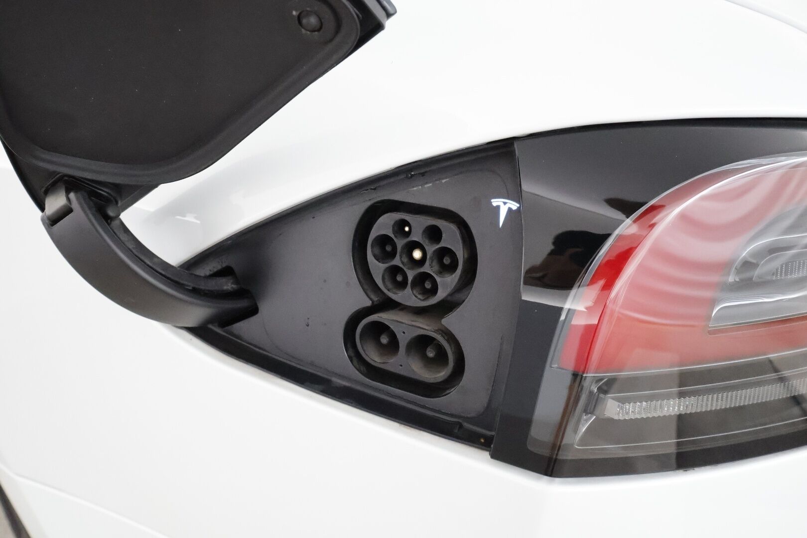 Tesla Model S 2023 Long Range **Valkoinen sisusta / HW4 / Lämpöpumppu / Lasikatto / Matrix-LED / Adapt.Vakkari / P.Kamera / Muistipenkki / Ilma-alusta / Keyless** - 2,99 % KORKOTARJOUS TÄHÄN AUTOON - 1-omisteinen Suomi-auto / 2x Latauskaapelit / Kahdet renkaat