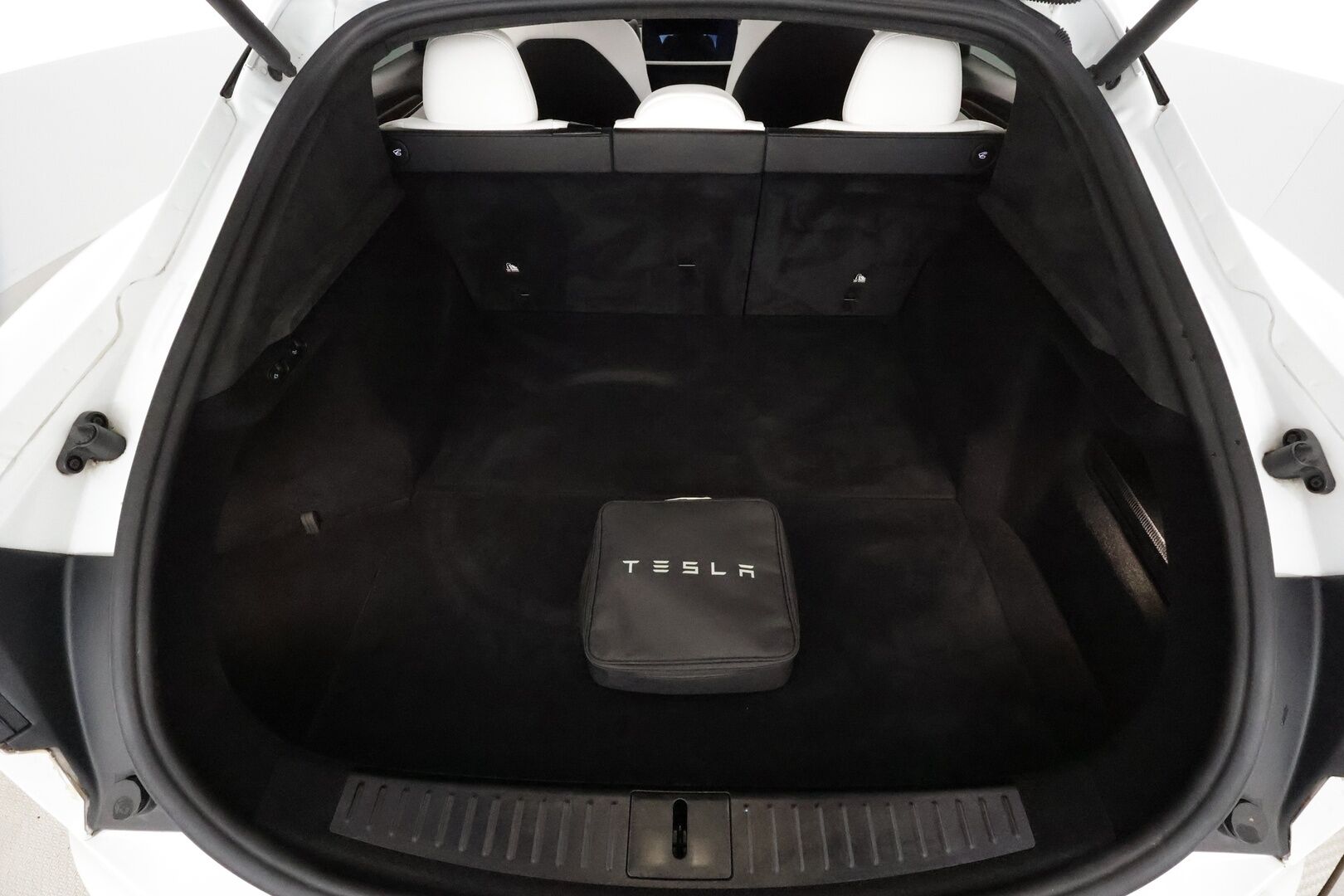 Tesla Model S 2023 Long Range **Valkoinen sisusta / HW4 / Lämpöpumppu / Lasikatto / Matrix-LED / Adapt.Vakkari / P.Kamera / Muistipenkki / Ilma-alusta / Keyless** - 2,99 % KORKOTARJOUS TÄHÄN AUTOON - 1-omisteinen Suomi-auto / 2x Latauskaapelit / Kahdet renkaat