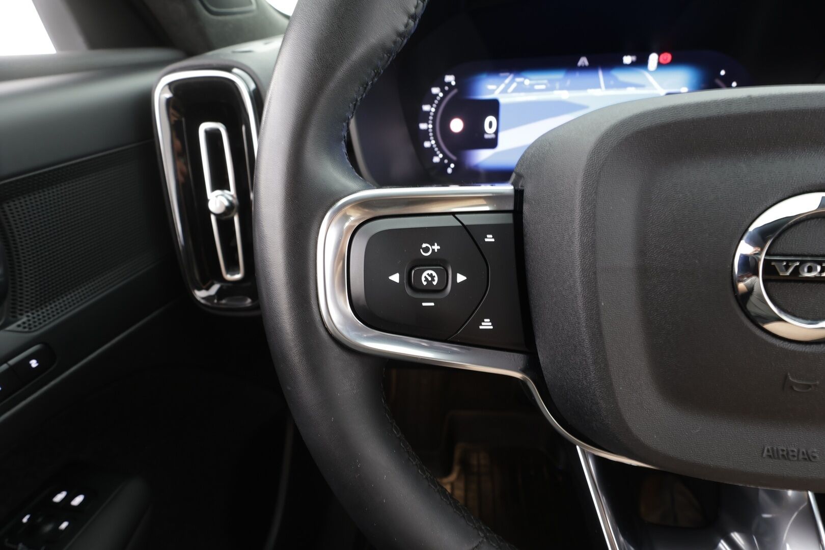 Volvo XC40 2023 Recharge Single Plus aut - | ILP | Koukku | ACC | LED | P.Kamera | Sporttipenkki Muistilla | Navi | Kaistavahti | Keyless | 1-om Suomi-auto | Kahdet renkaat | Merkkihuollot |