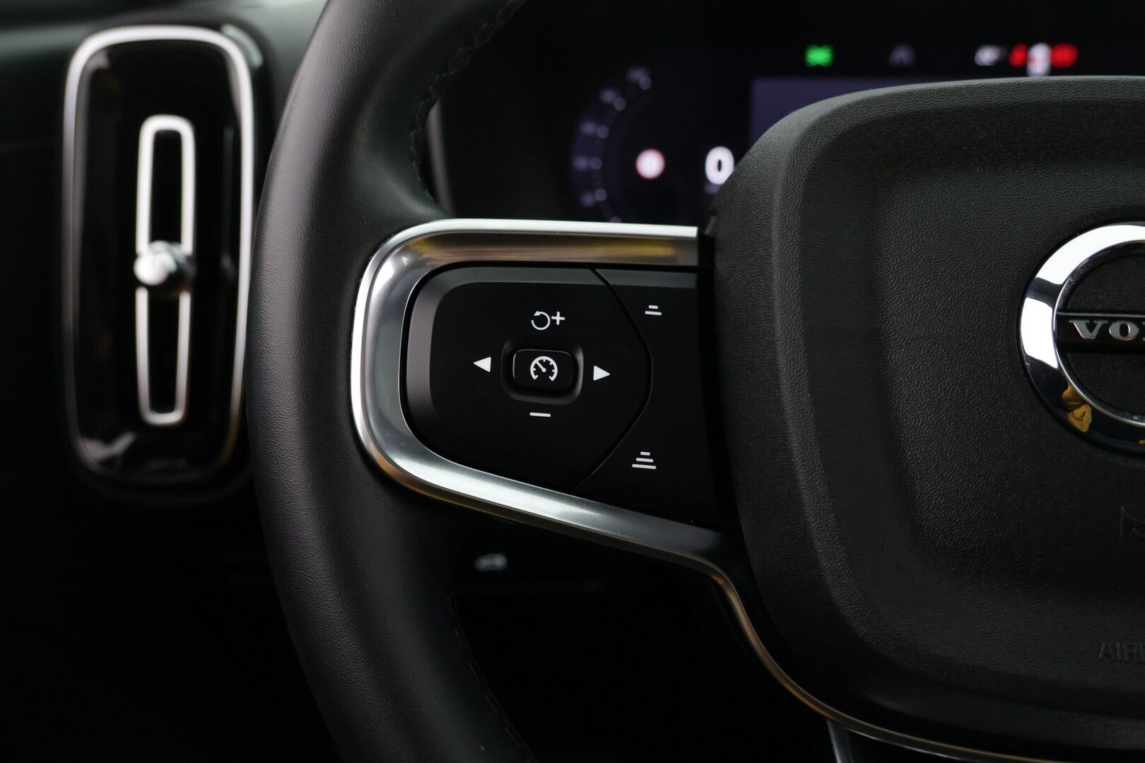 Volvo XC40 2023 Recharge Twin Ultimate aut - ACC | ILP | H/K | Muistipenkki | 360° kamera | Koukku | Panorama