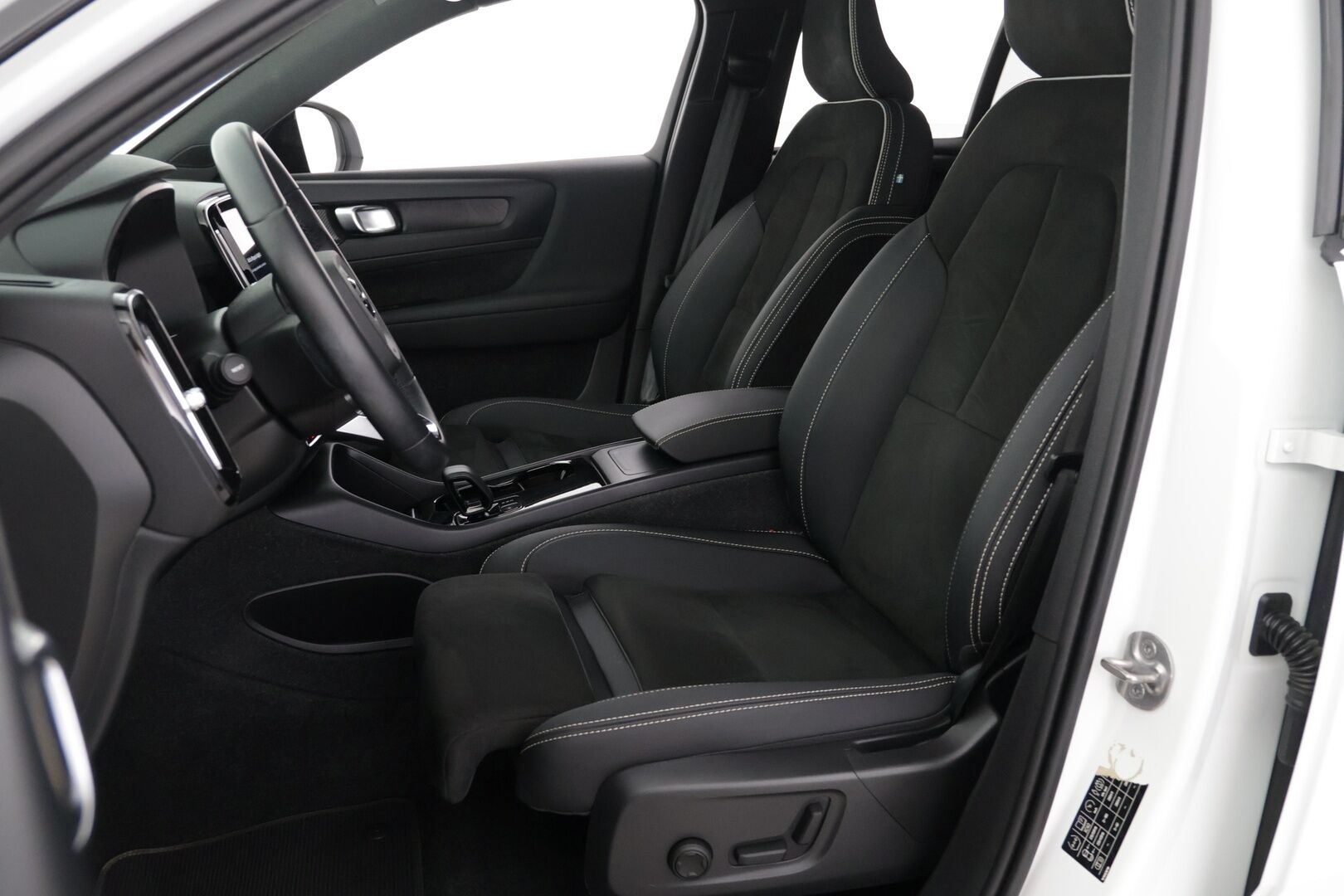 Volvo XC40 2023 Recharge Twin Ultimate aut - ACC | ILP | H/K | Muistipenkki | 360° kamera | Koukku | Panorama