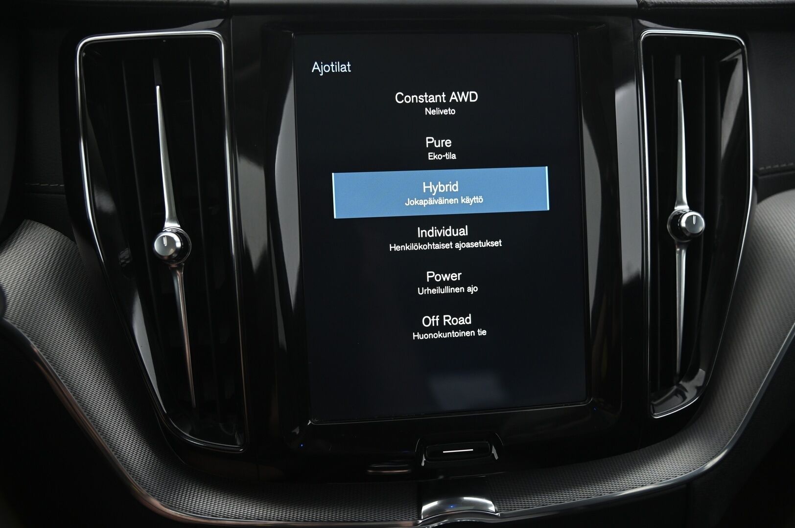 Volvo XC60 2019 T8 AWD Inscription aut - Panorama | Vetokoukku | Muistipenkki | VOC | P.Kamera | SoH 78% | Juuri huollettu | 2x renkaat&alumiinivanteet
