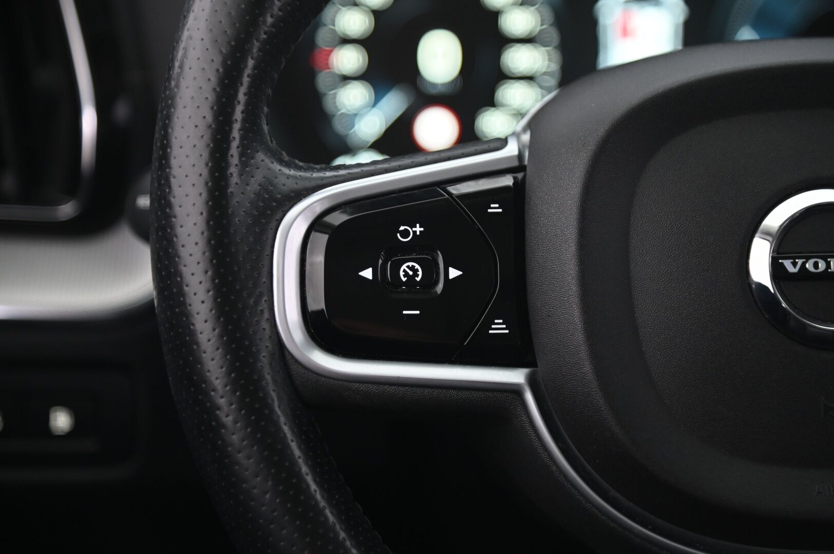 Volvo XC60 2019 T8 AWD Inscription aut - Panorama | Vetokoukku | Muistipenkki | VOC | P.Kamera | SoH 78% | Juuri huollettu | 2x renkaat&alumiinivanteet