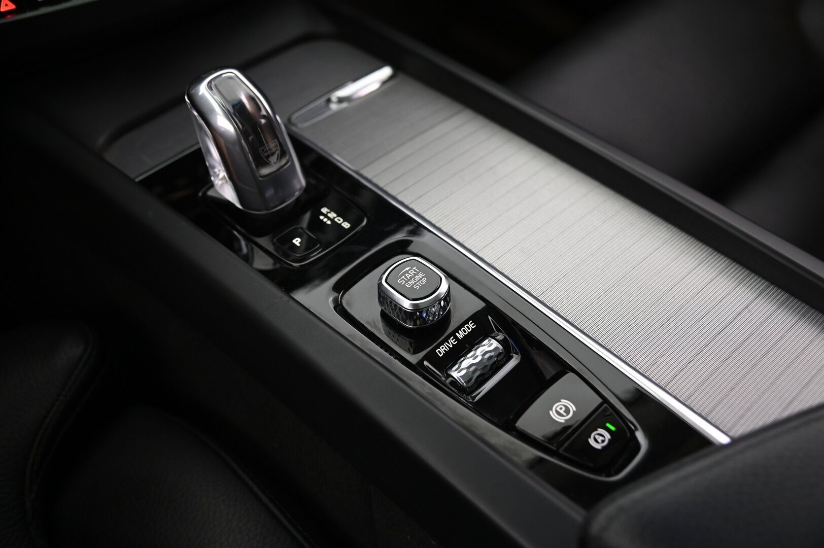 Volvo XC60 2019 T8 AWD Inscription aut - Panorama | Vetokoukku | Muistipenkki | VOC | P.Kamera | SoH 78% | Juuri huollettu | 2x renkaat&alumiinivanteet