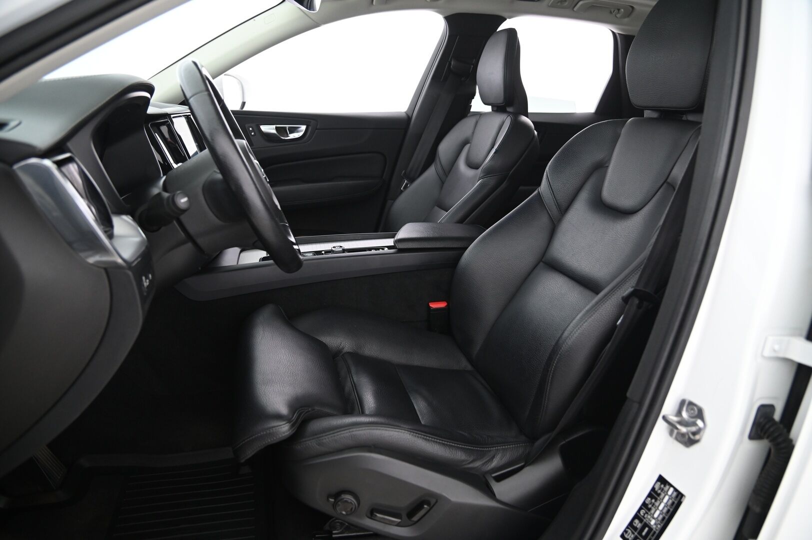 Volvo XC60 2019 T8 AWD Inscription aut - Panorama | Vetokoukku | Muistipenkki | VOC | P.Kamera | SoH 78% | Juuri huollettu | 2x renkaat&alumiinivanteet