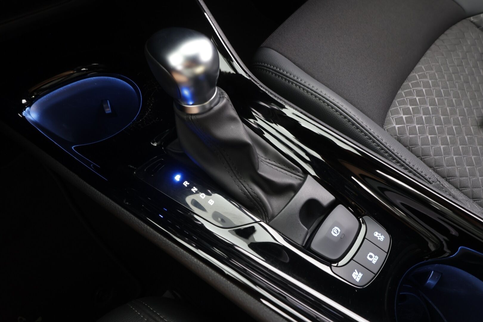 Toyota C-HR 2022 1,8 Hybrid Active - | ACC | LED | P.kamera | Facelift | Keyless | Apple & Android | Lämm. ratti | 2x renkaat aluin |