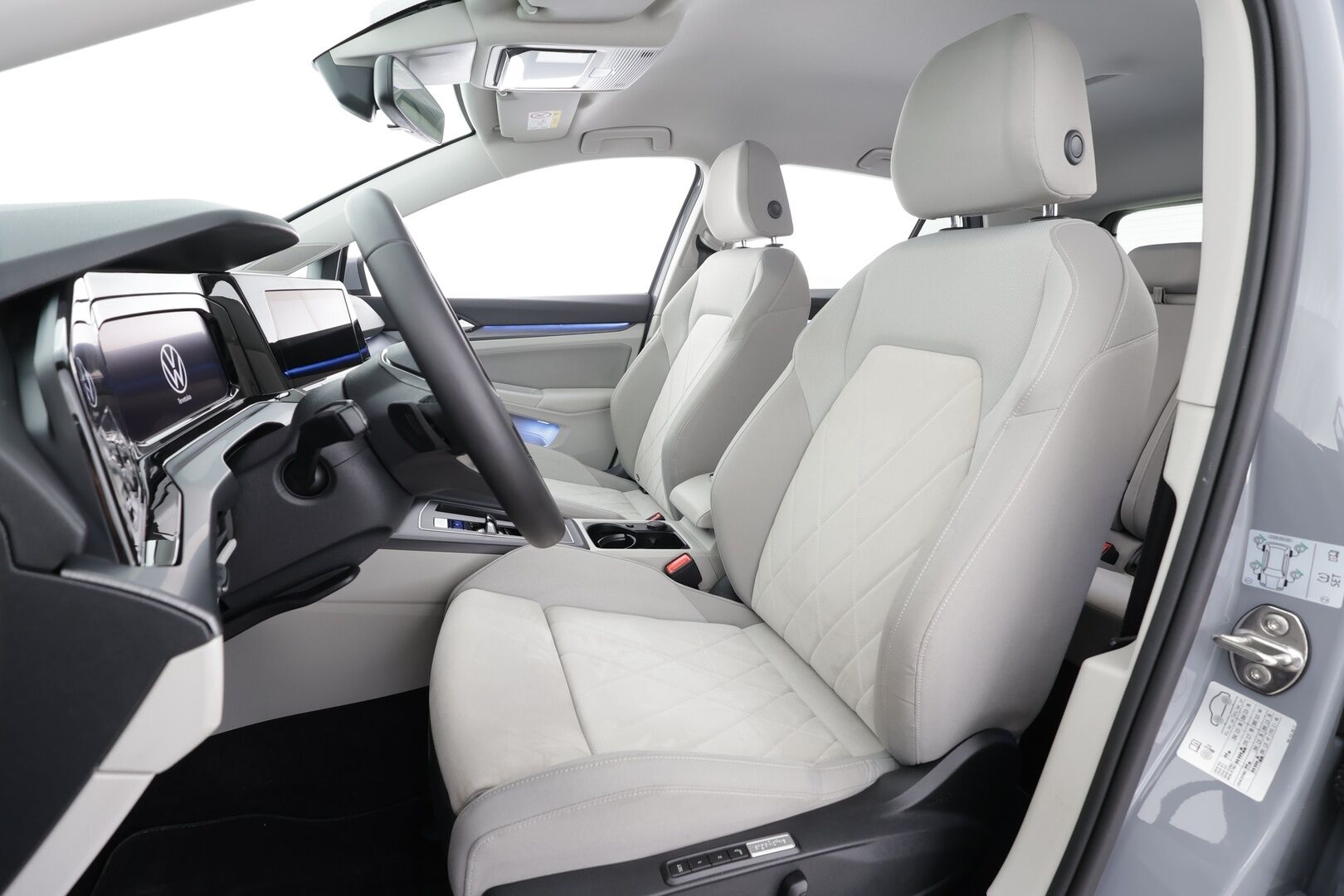 Volkswagen Golf 2021 Style eHybrid 150 kW (PHEV) DSG-automaatti * Acc / Tutkat / Sähkösäätöinen hierova istuin / LED / Navi * - Kahdet renkaat