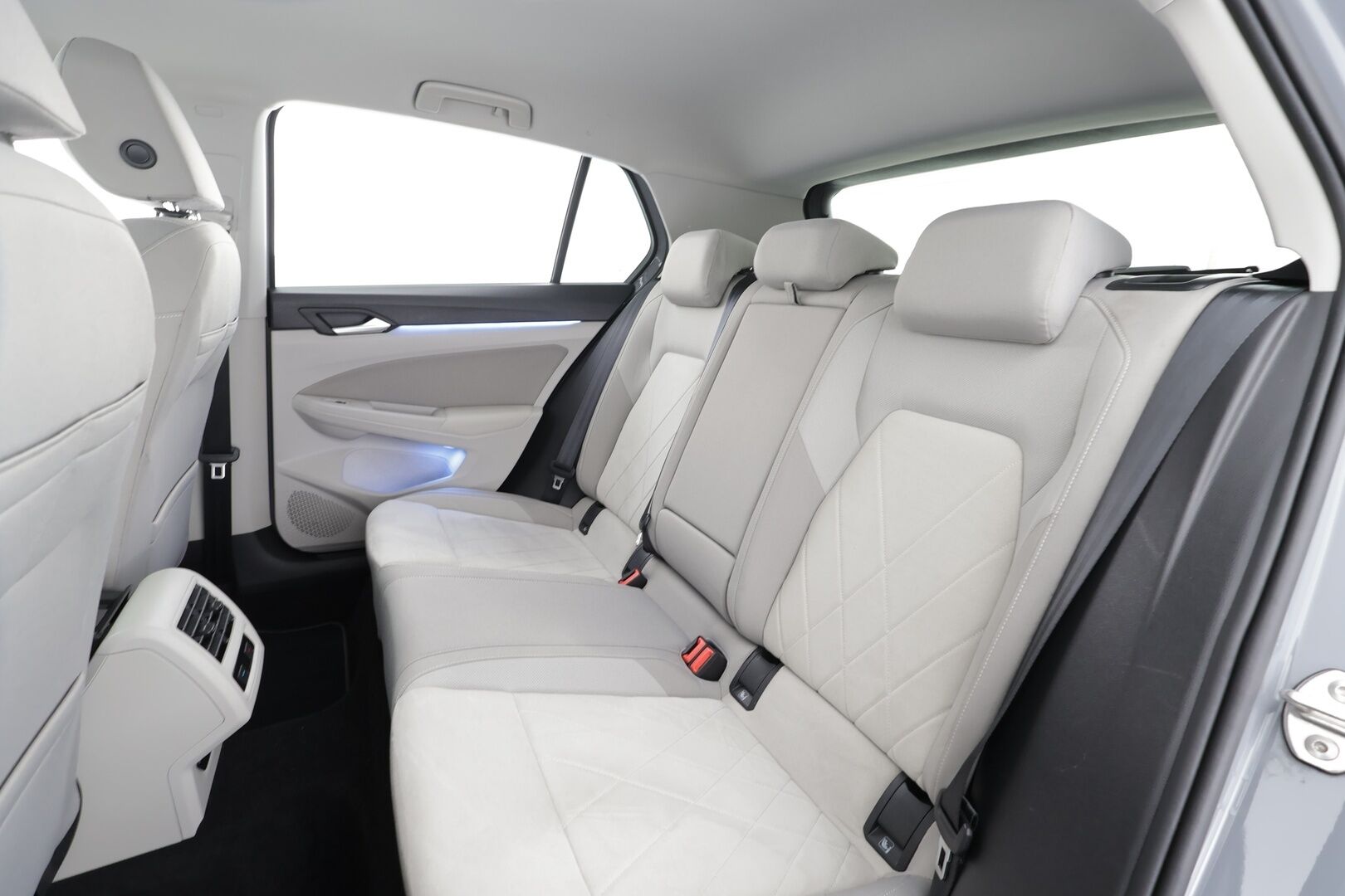 Volkswagen Golf 2021 Style eHybrid 150 kW (PHEV) DSG-automaatti * Acc / Tutkat / Sähkösäätöinen hierova istuin / LED / Navi * - Kahdet renkaat